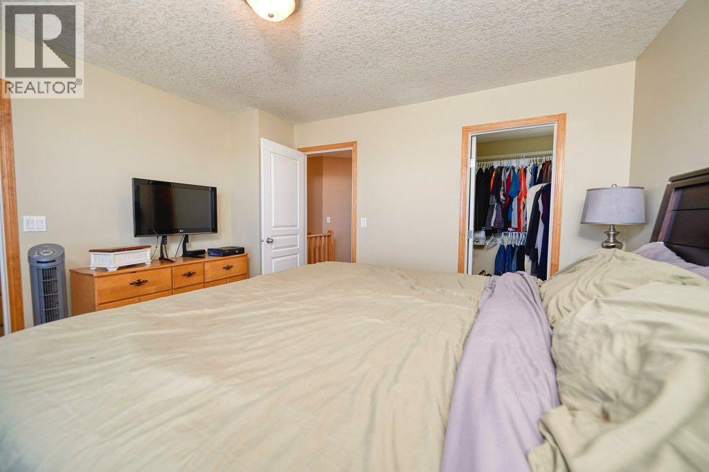 Single Family House 4 Level for Sale in  Cougar Ridge Mews SW Cougar Ridge Calgary 