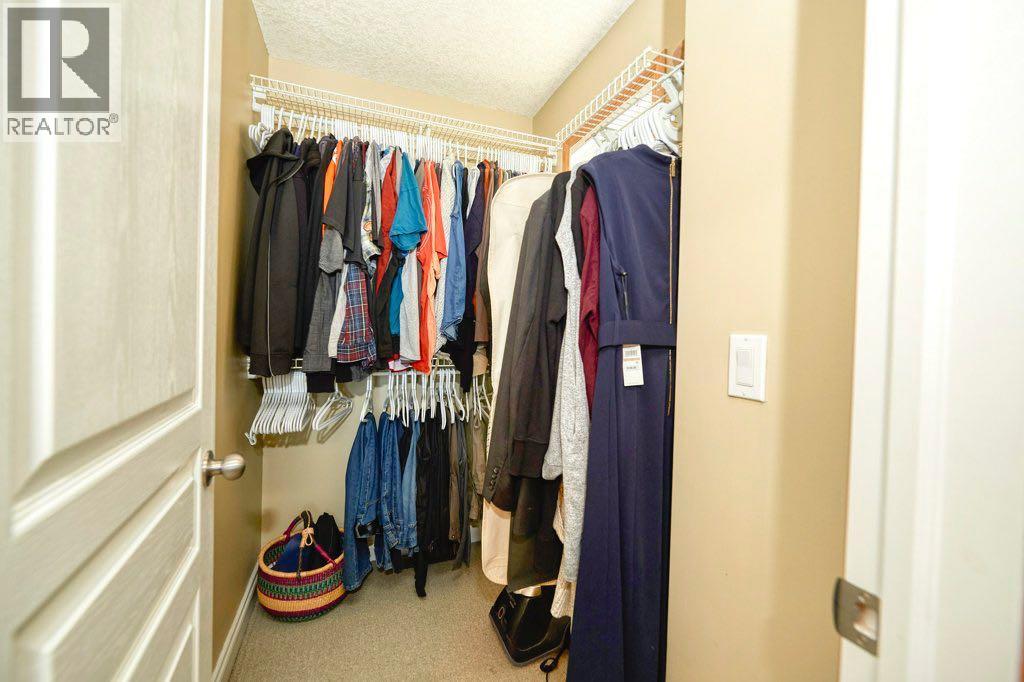 Single Family House 4 Level for Sale in  Cougar Ridge Mews SW Cougar Ridge Calgary 