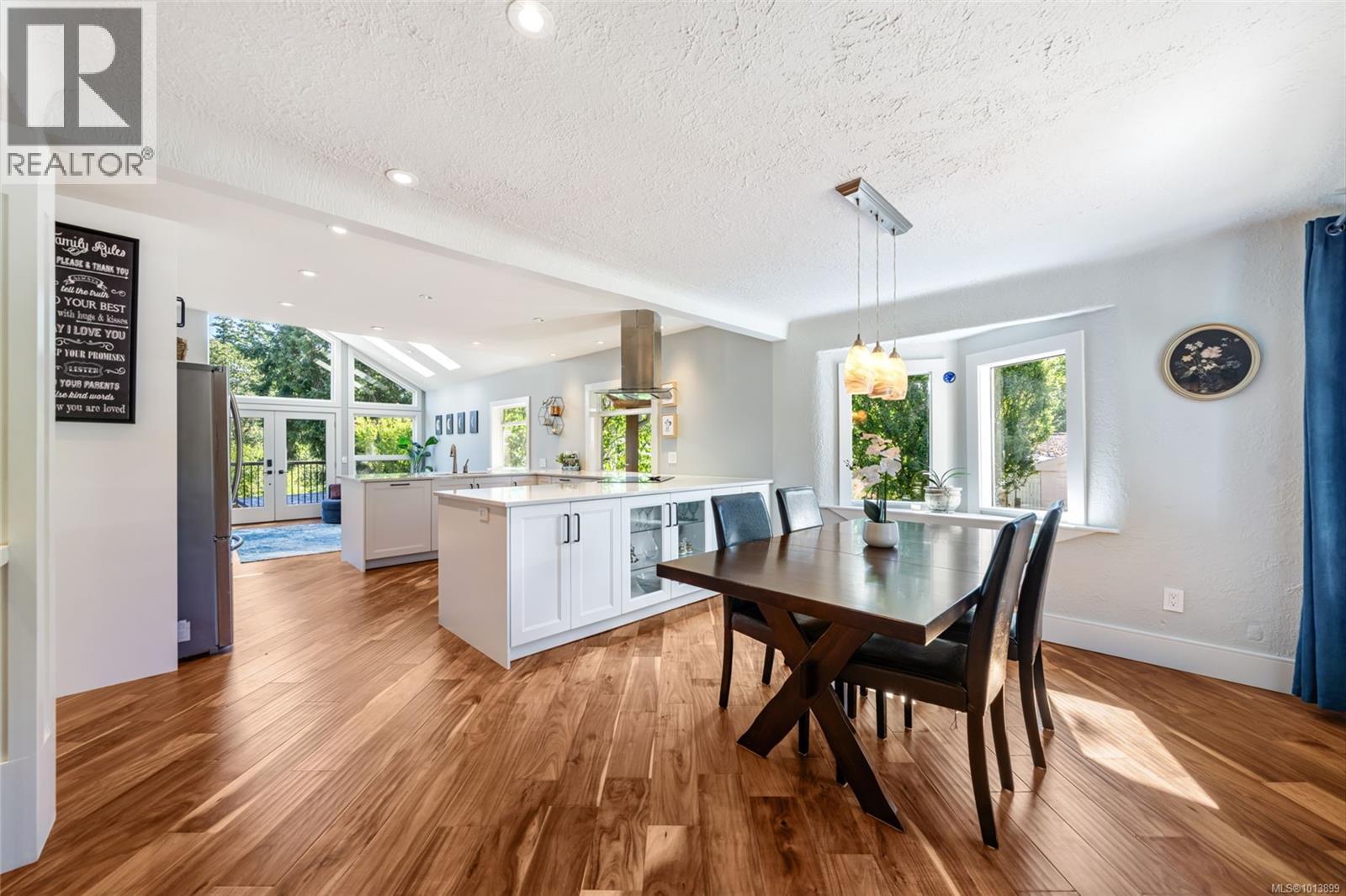920 Arundel Dr, Saanich