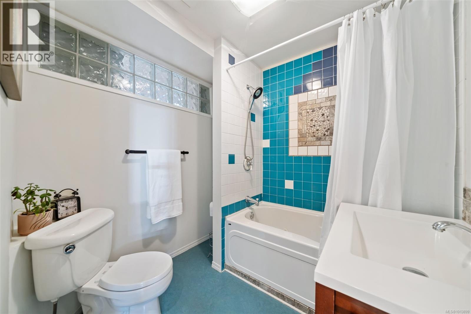 920 Arundel Dr, Saanich