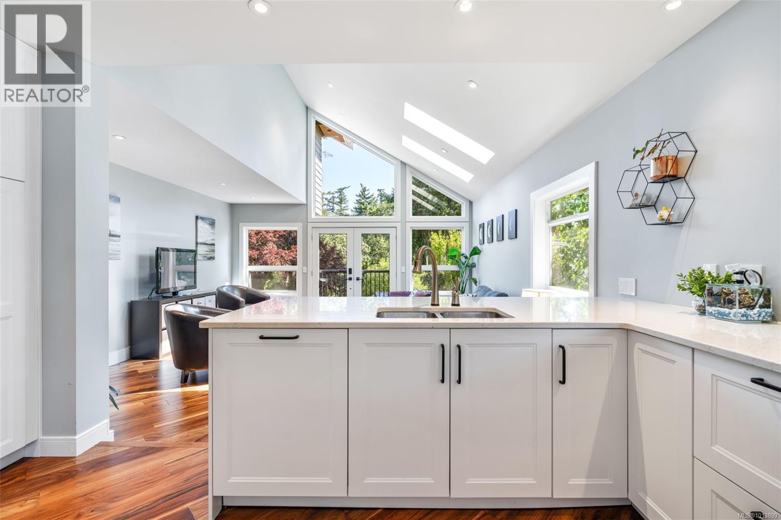 920 Arundel Dr, Saanich