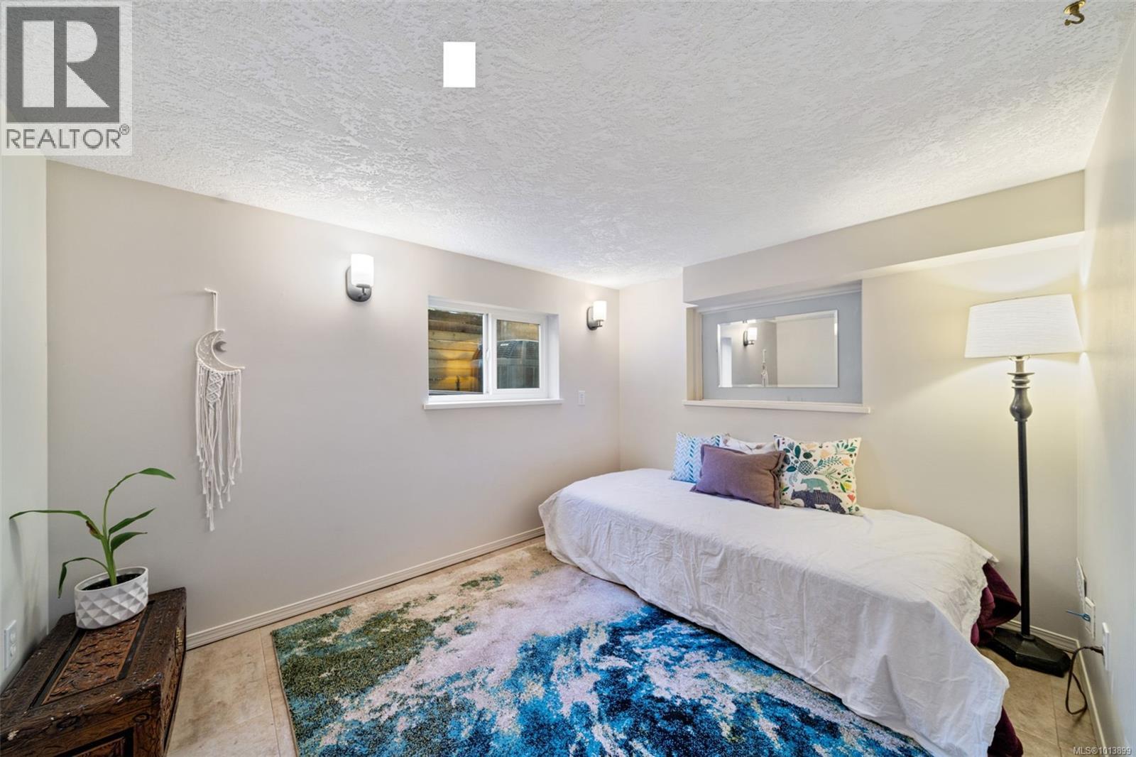 920 Arundel Dr, Saanich