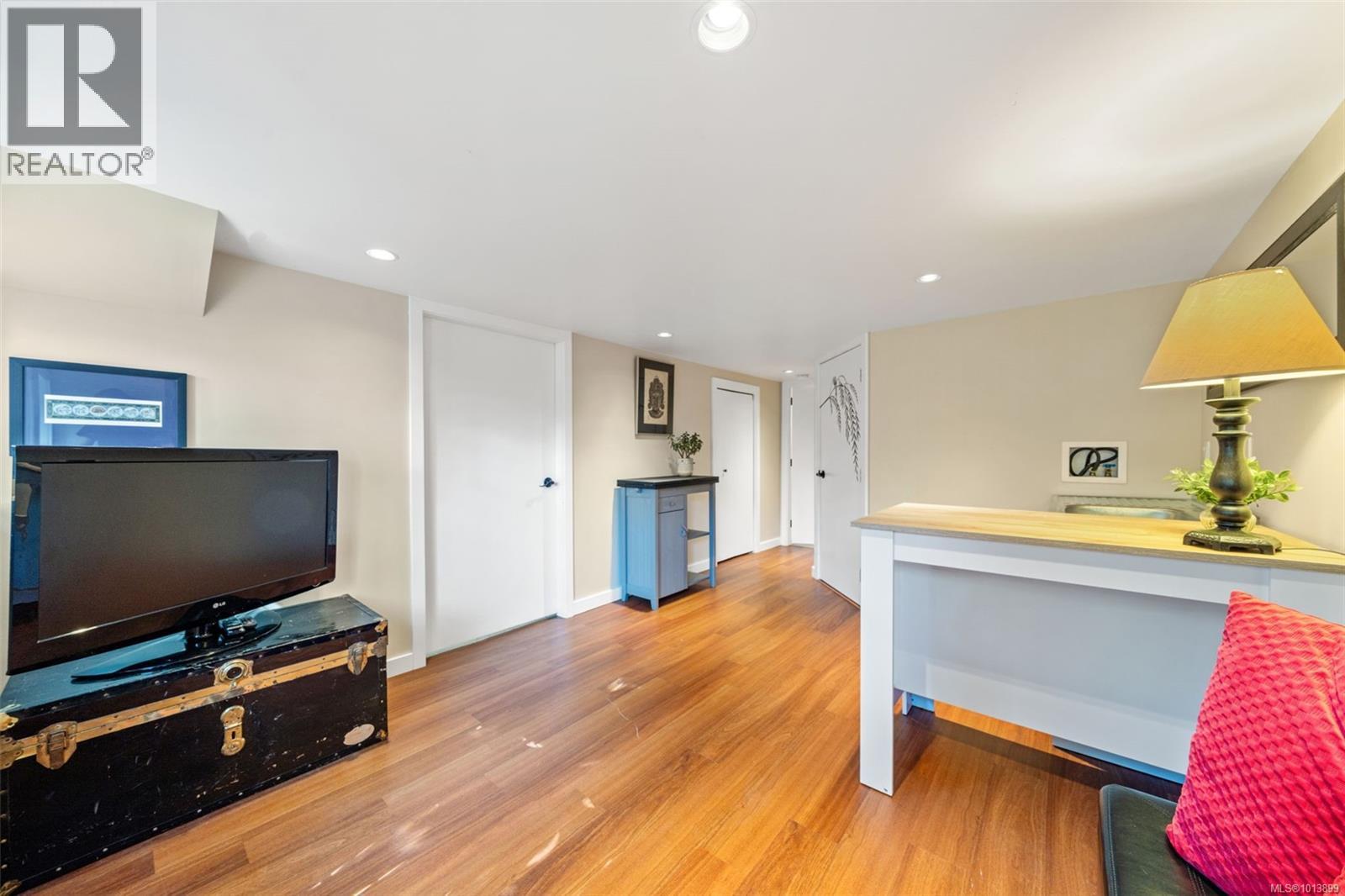 920 Arundel Dr, Saanich