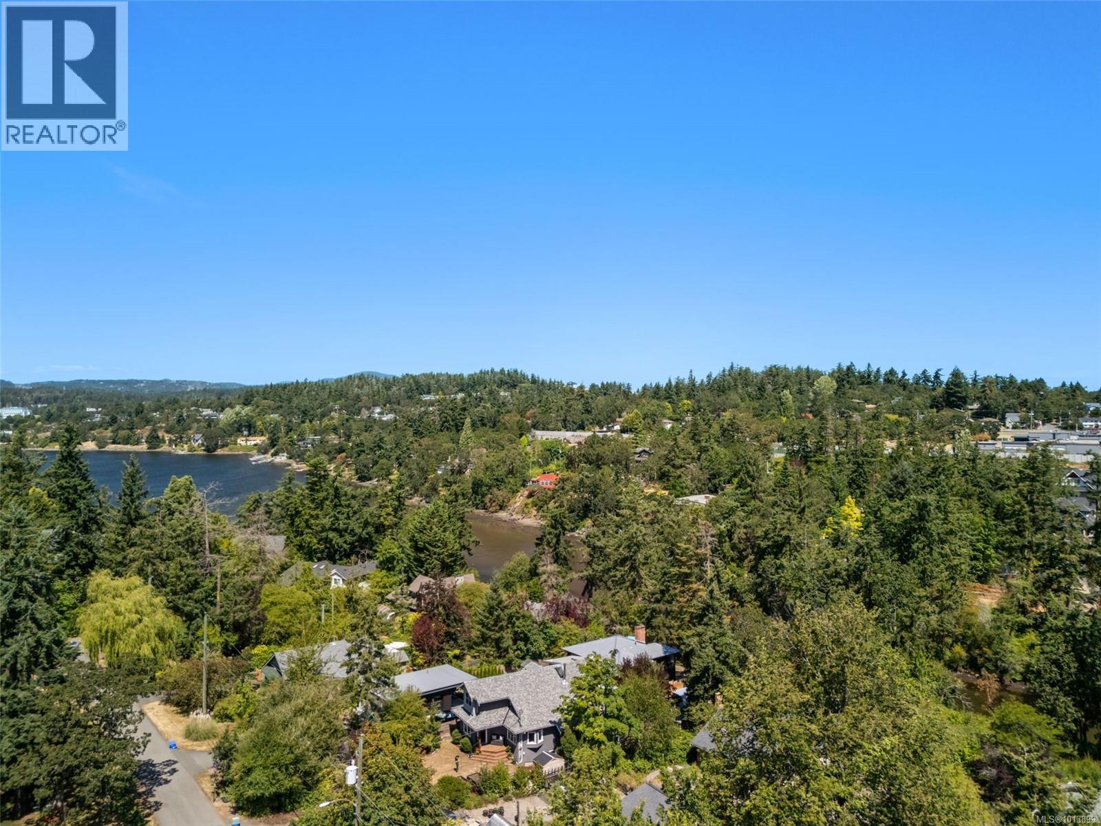920 Arundel Dr, Saanich
