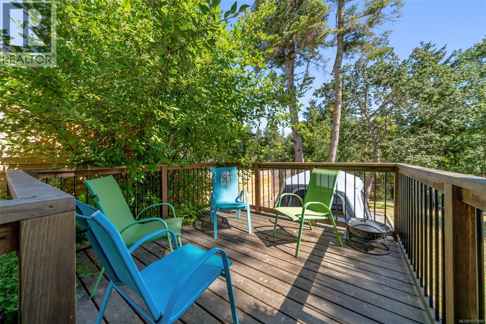 920 Arundel Dr, Saanich