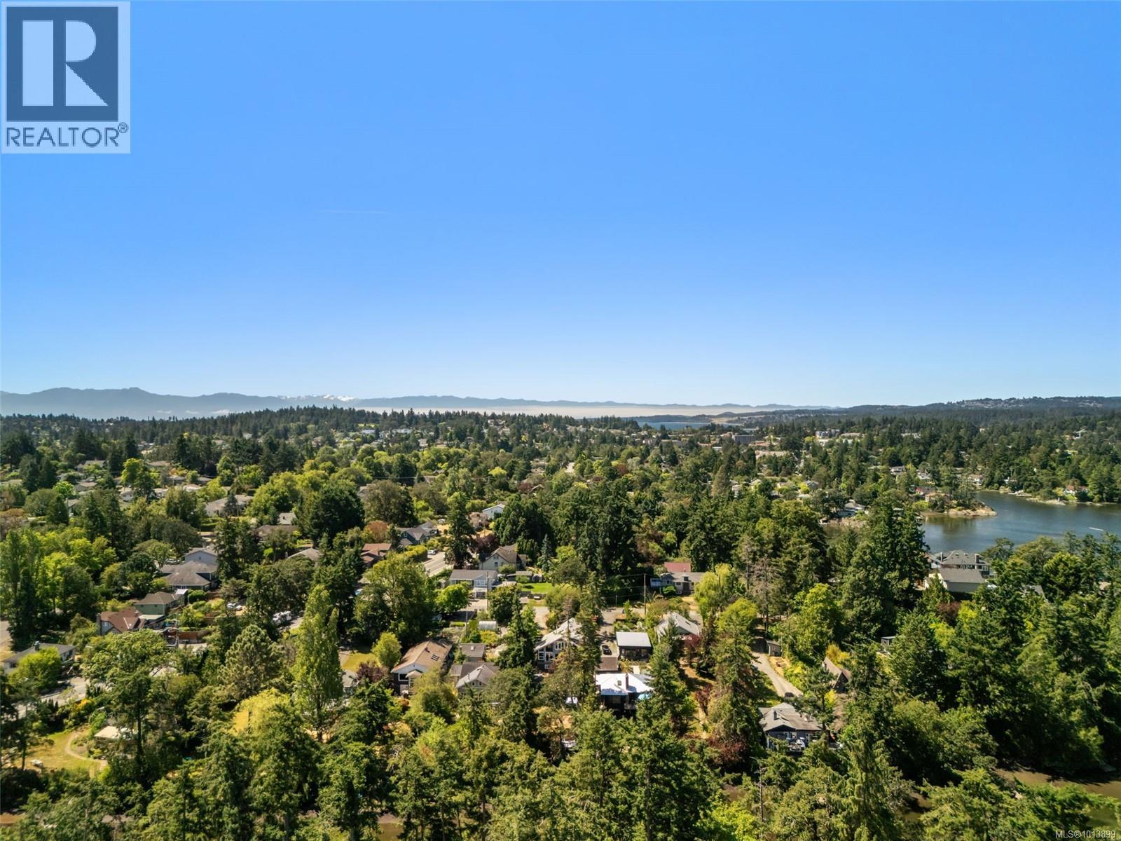 920 Arundel Dr, Saanich