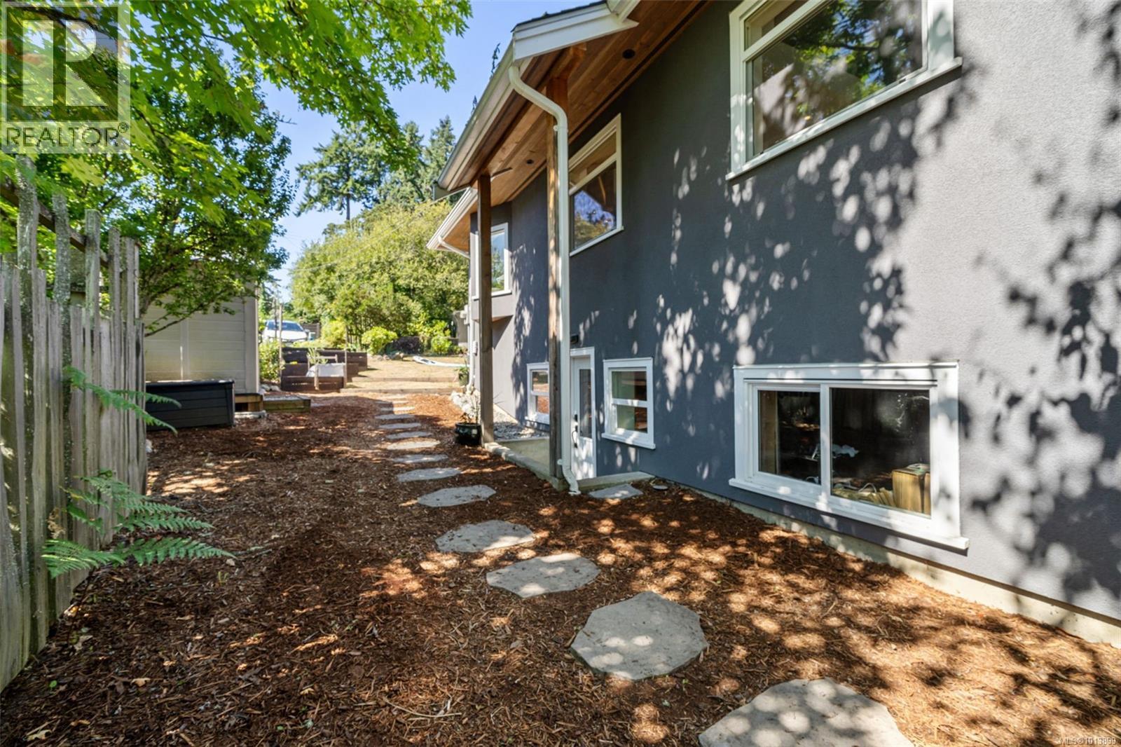 920 Arundel Dr, Saanich