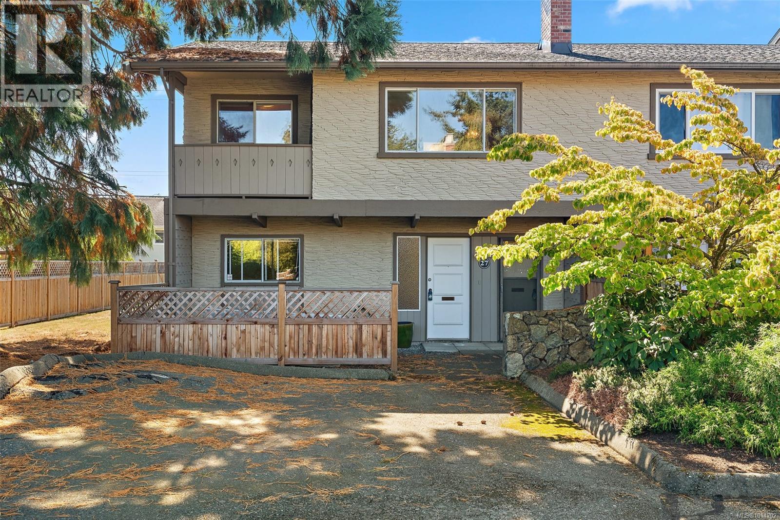27 4051 Shelbourne St, Saanich