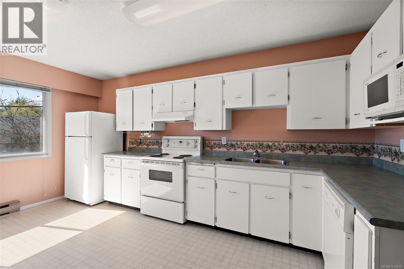27 4051 Shelbourne St, Saanich