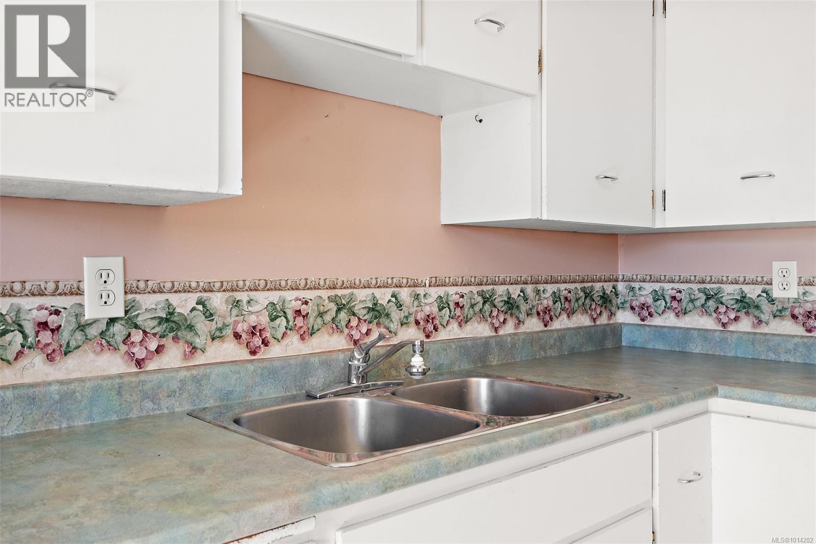 27 4051 Shelbourne St, Saanich