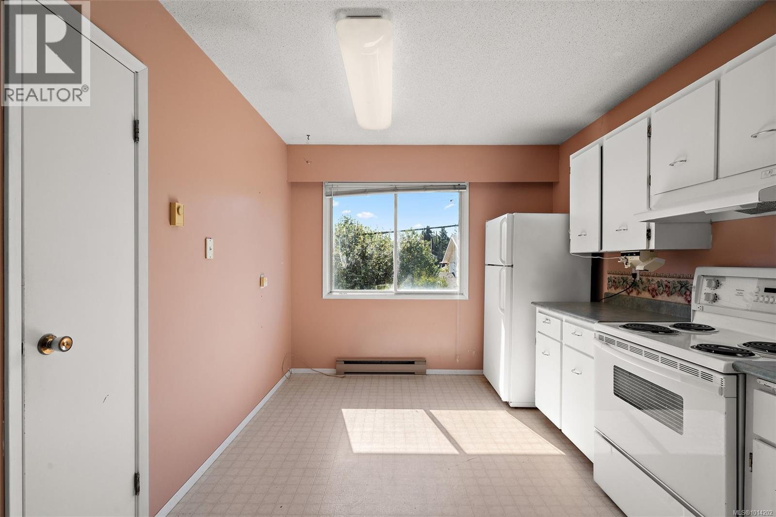 27 4051 Shelbourne St, Saanich