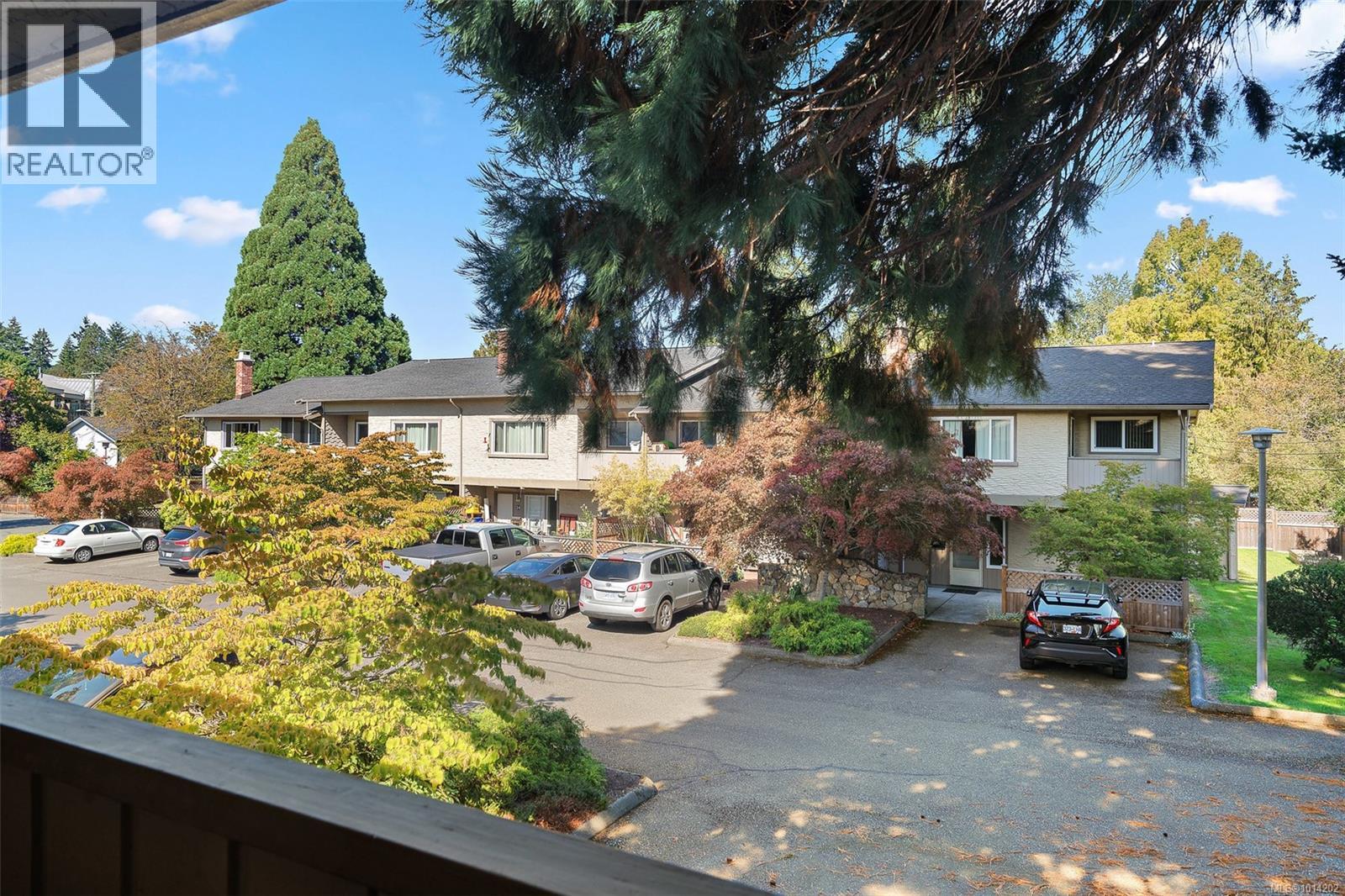 27 4051 Shelbourne St, Saanich