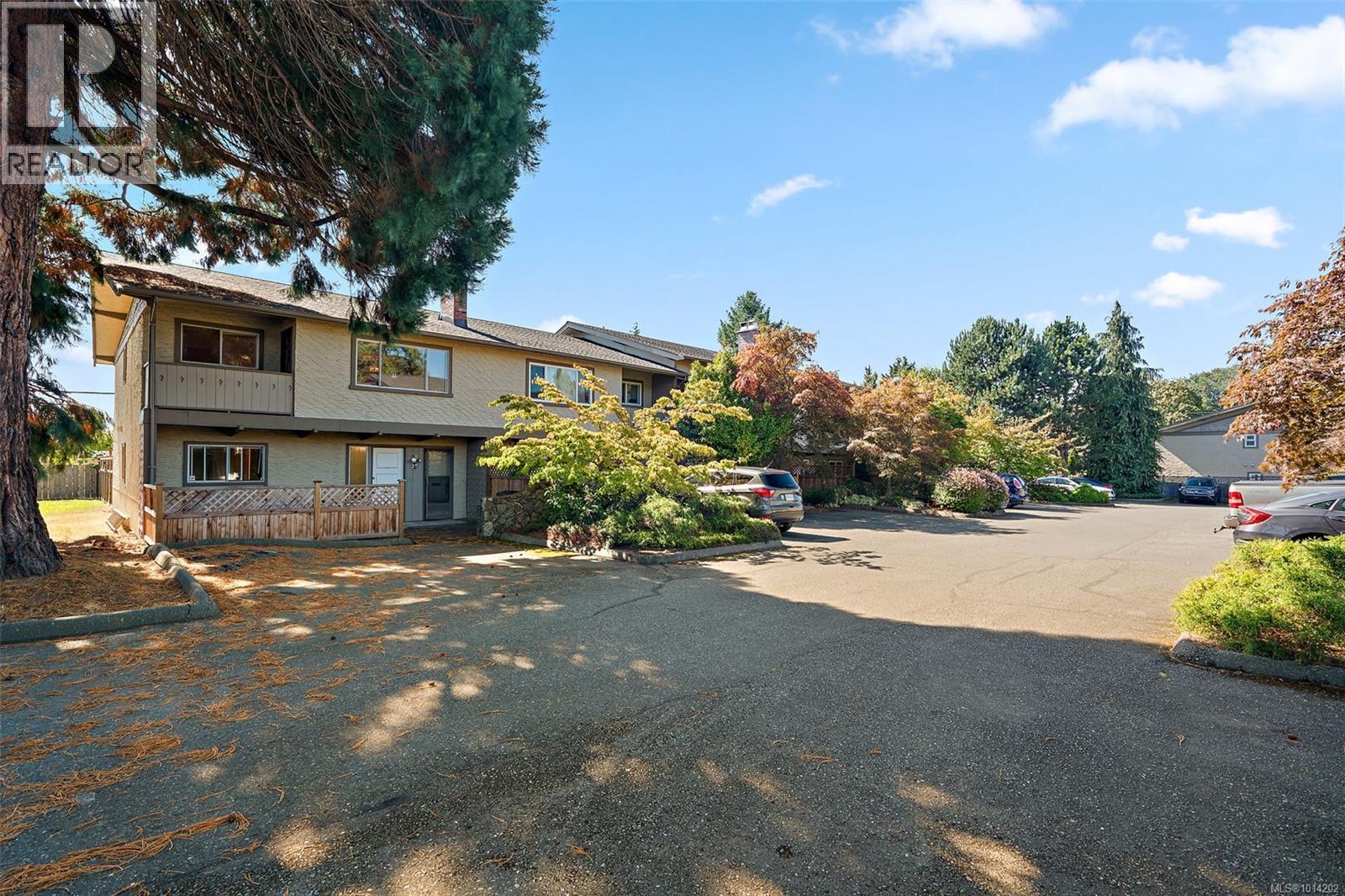 27 4051 Shelbourne St, Saanich