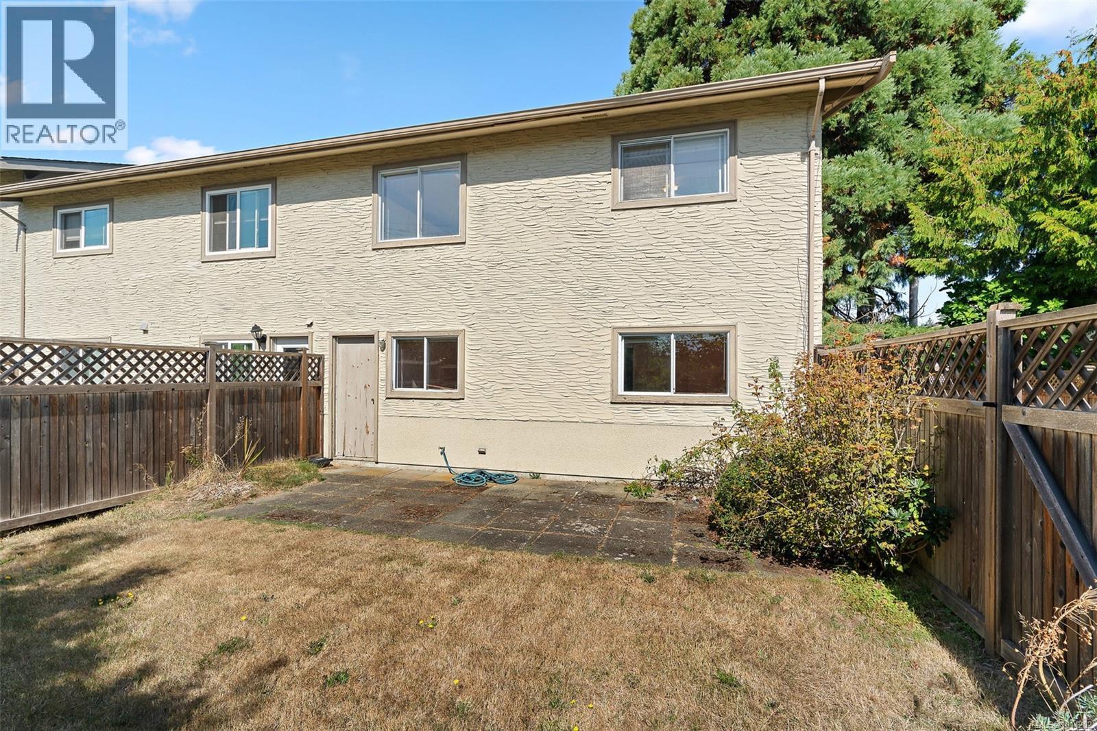 27 4051 Shelbourne St, Saanich