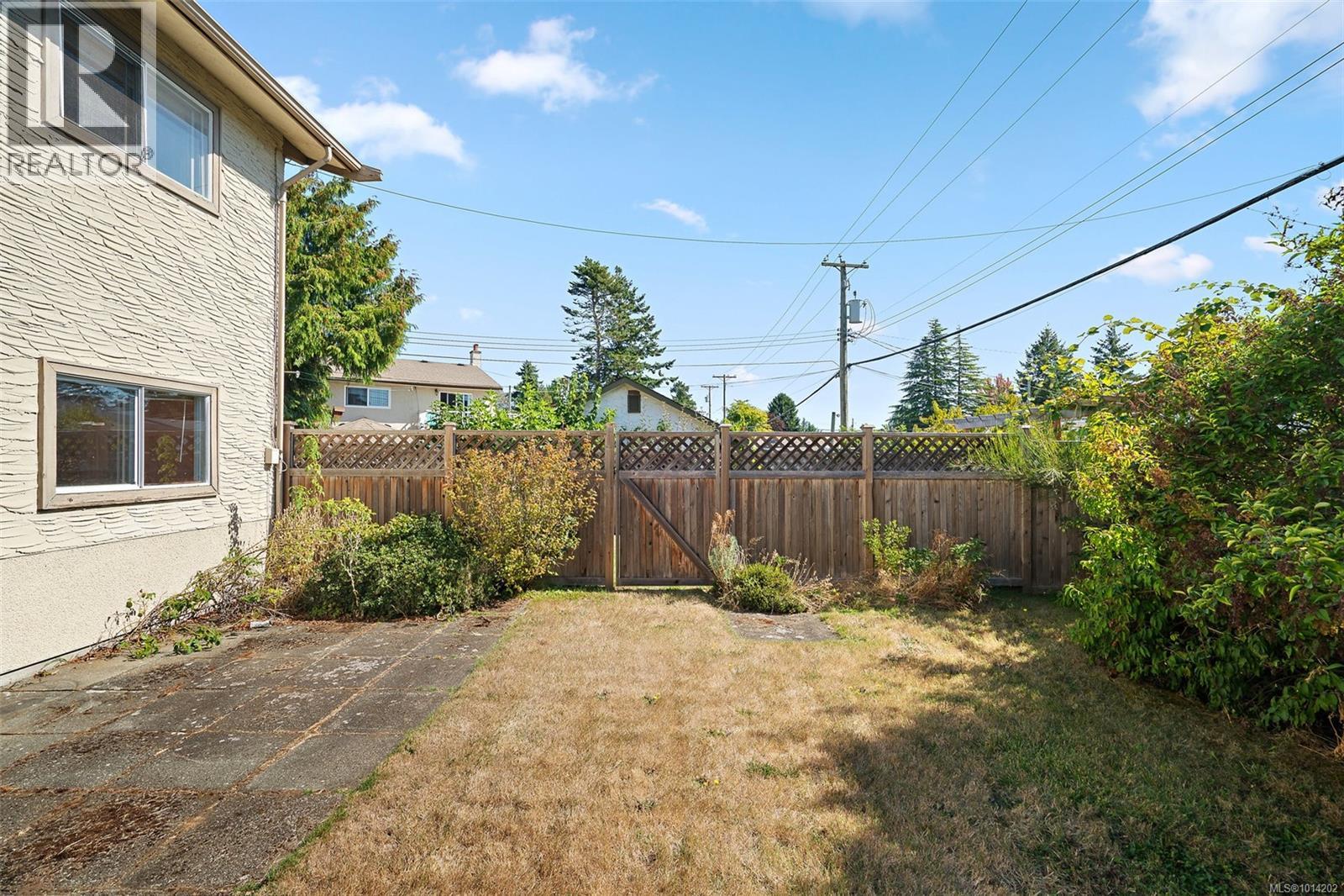 27 4051 Shelbourne St, Saanich