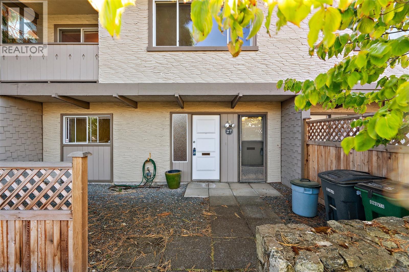 27 4051 Shelbourne St, Saanich