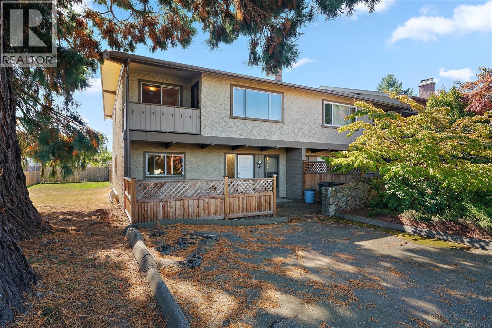 27 4051 Shelbourne St, Saanich