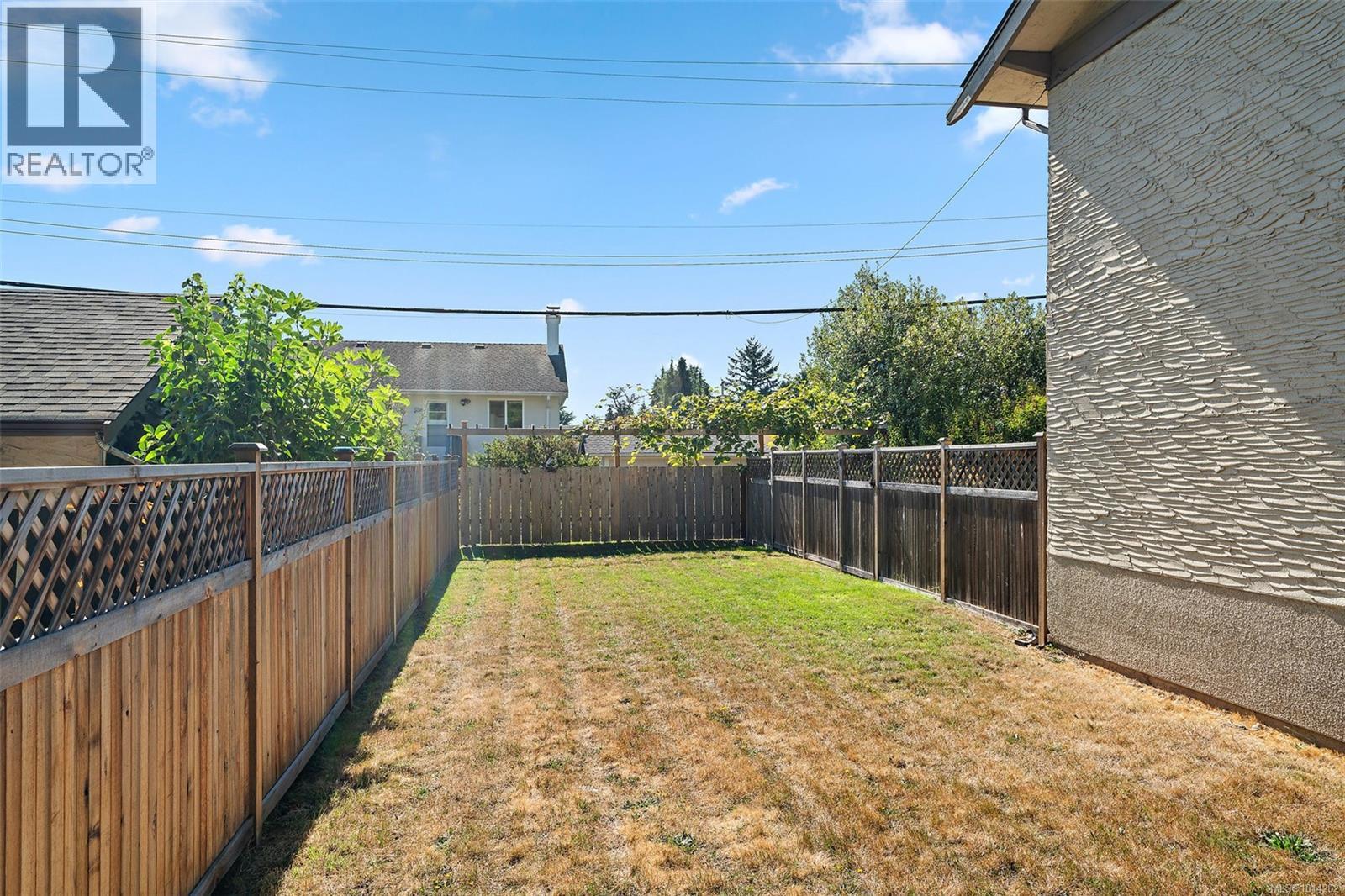 27 4051 Shelbourne St, Saanich
