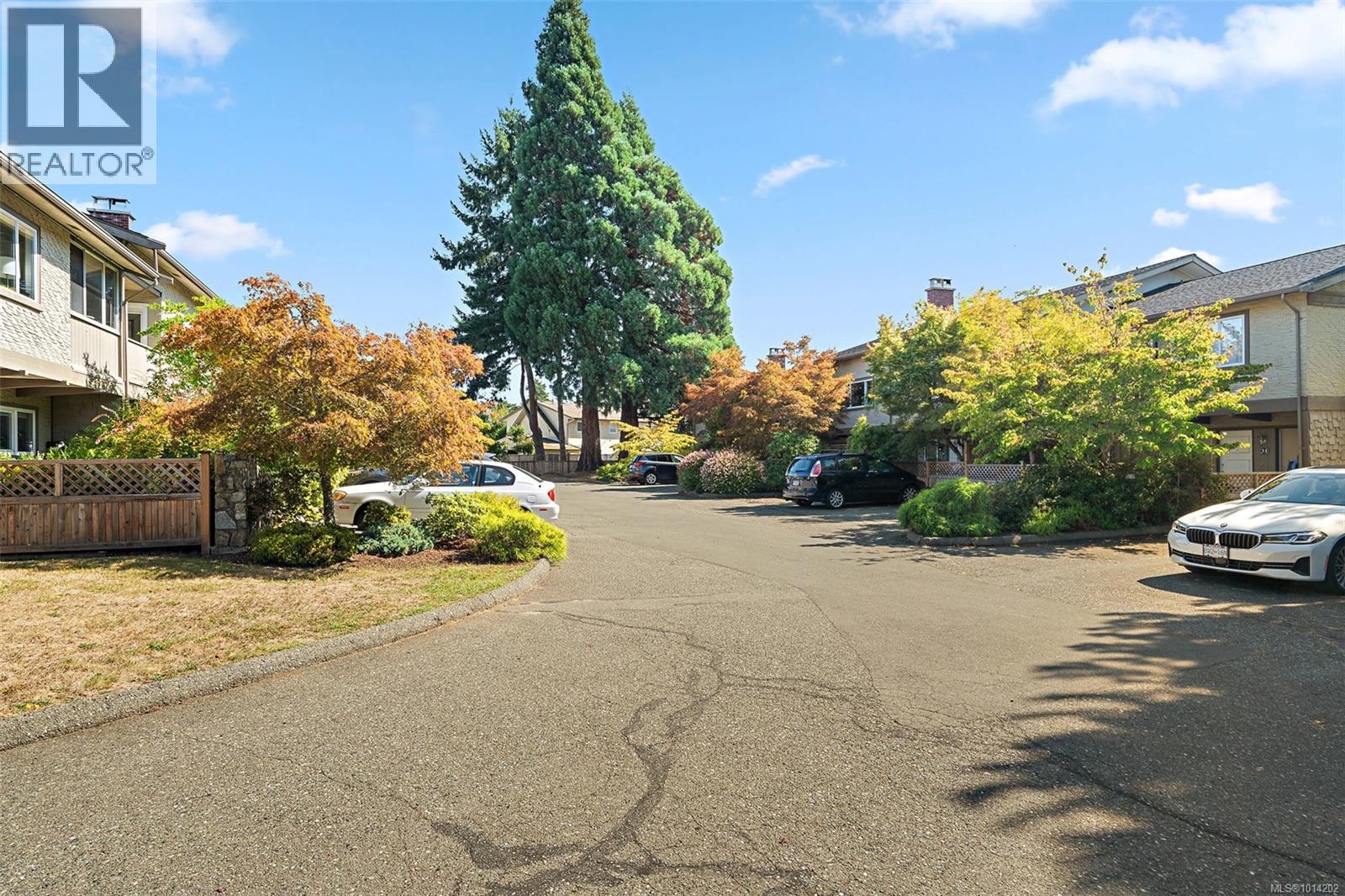 27 4051 Shelbourne St, Saanich