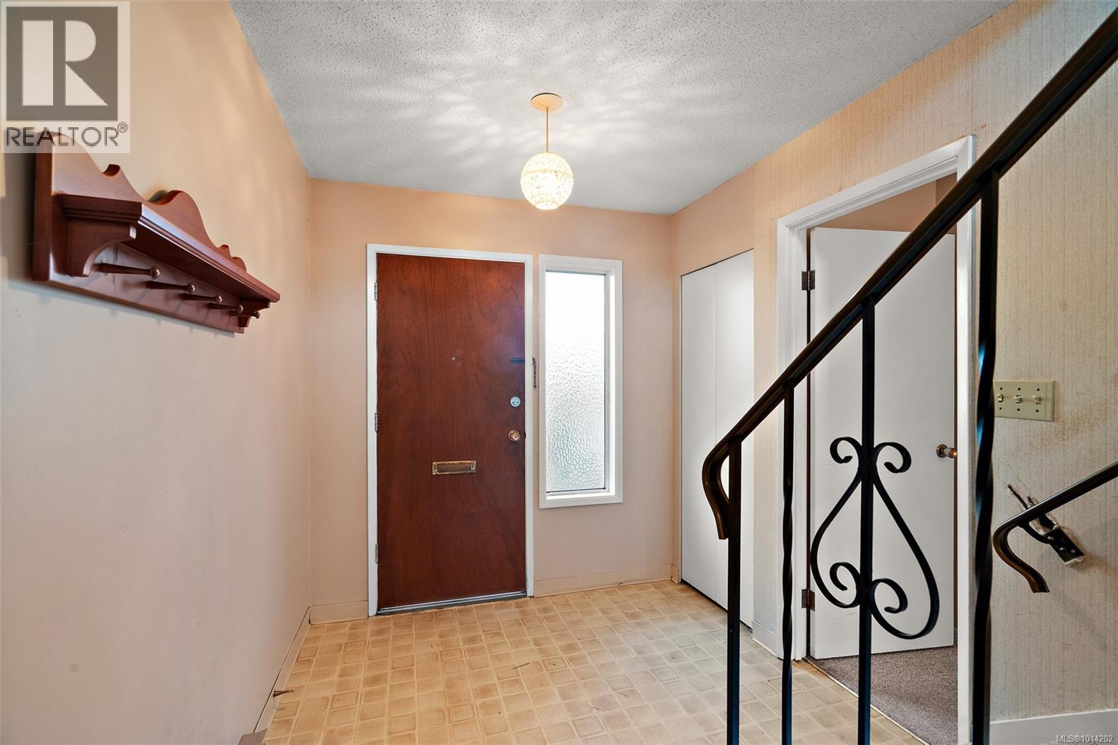 27 4051 Shelbourne St, Saanich
