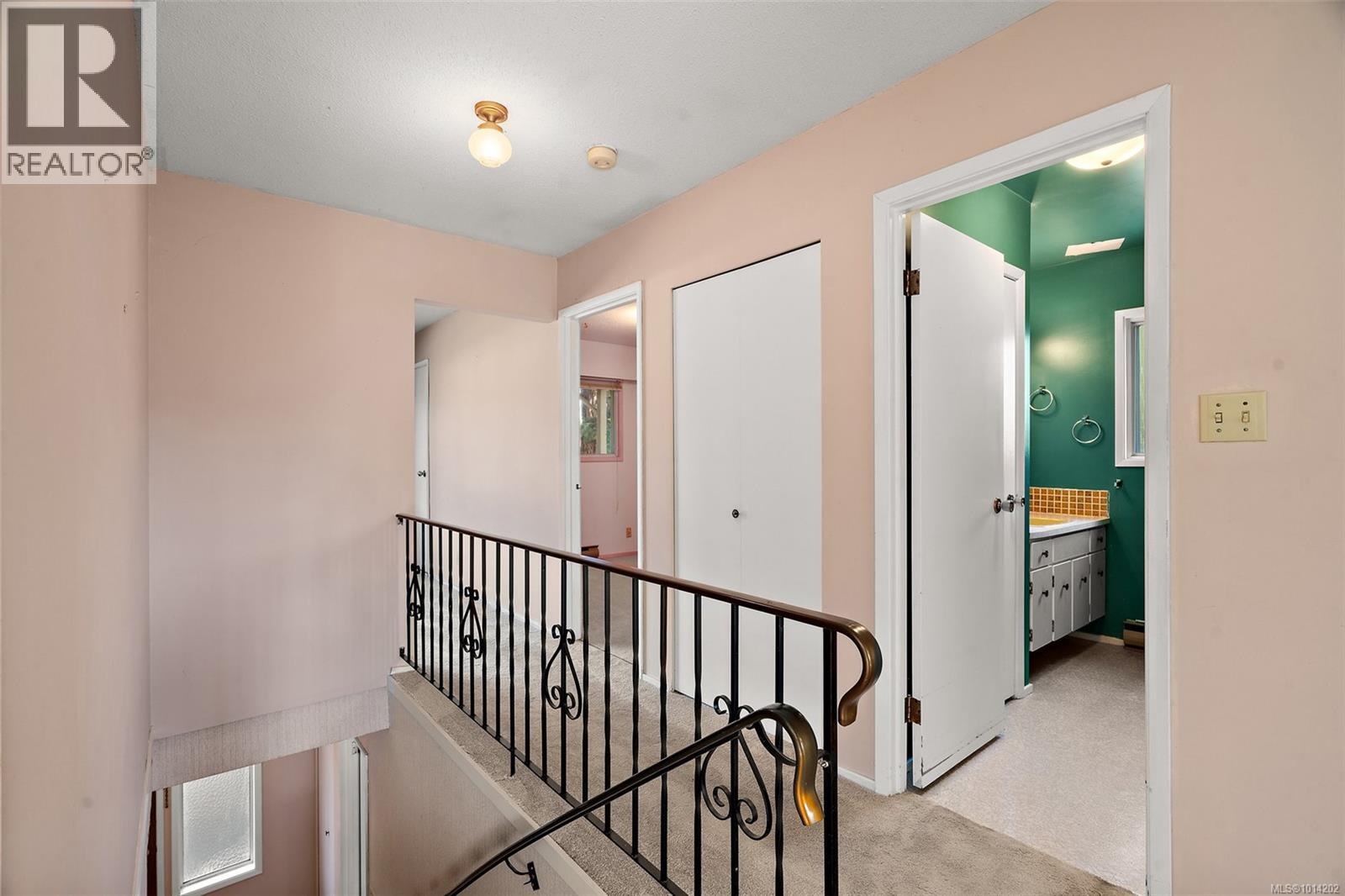 27 4051 Shelbourne St, Saanich
