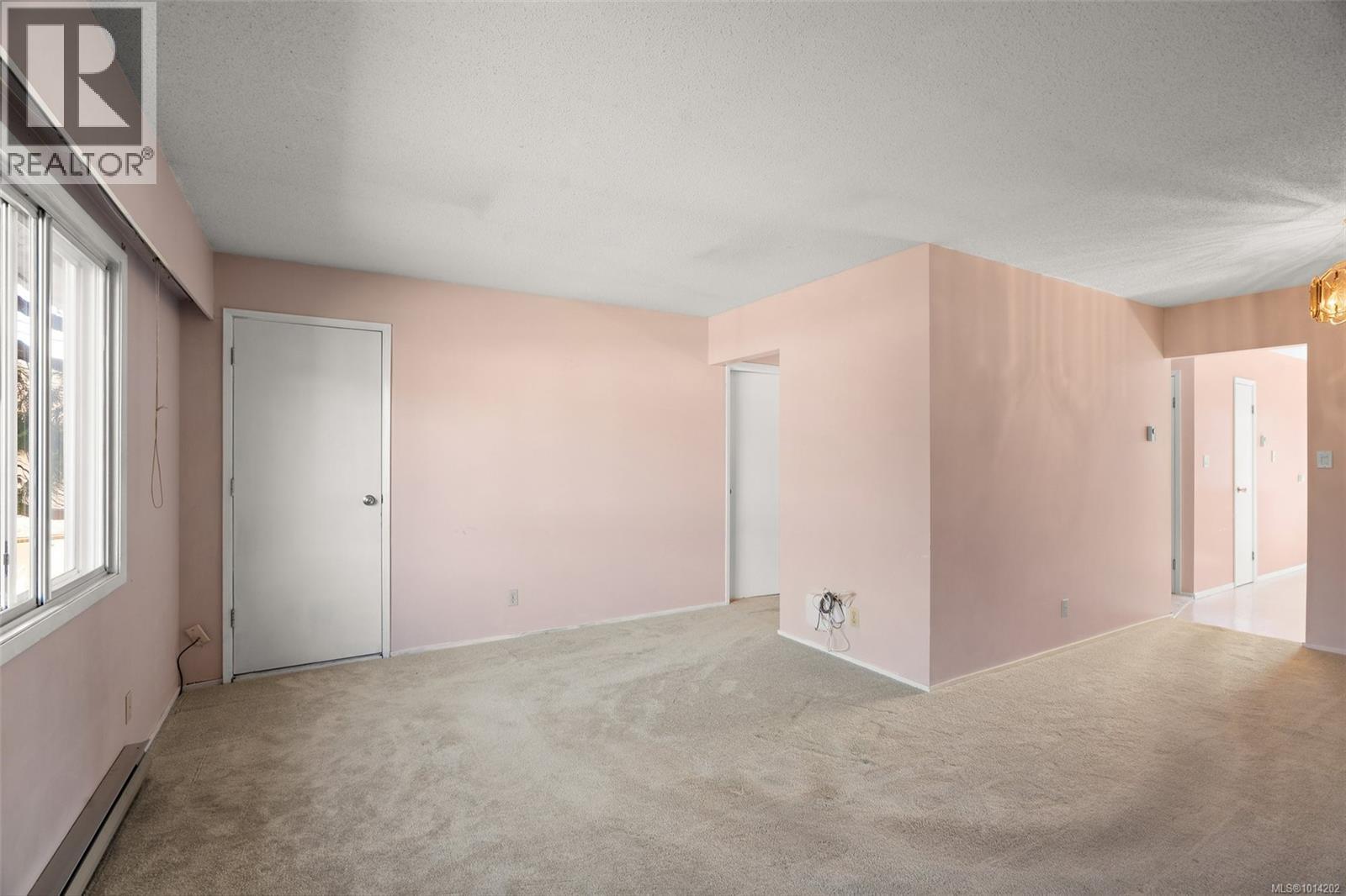 27 4051 Shelbourne St, Saanich