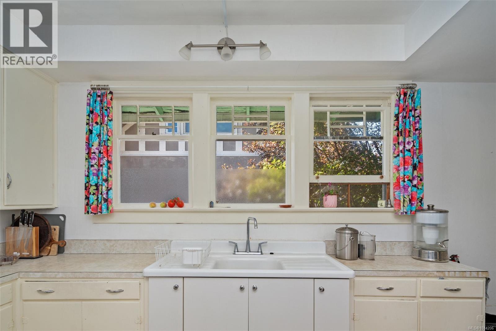 1746 Lulie St, Oak Bay