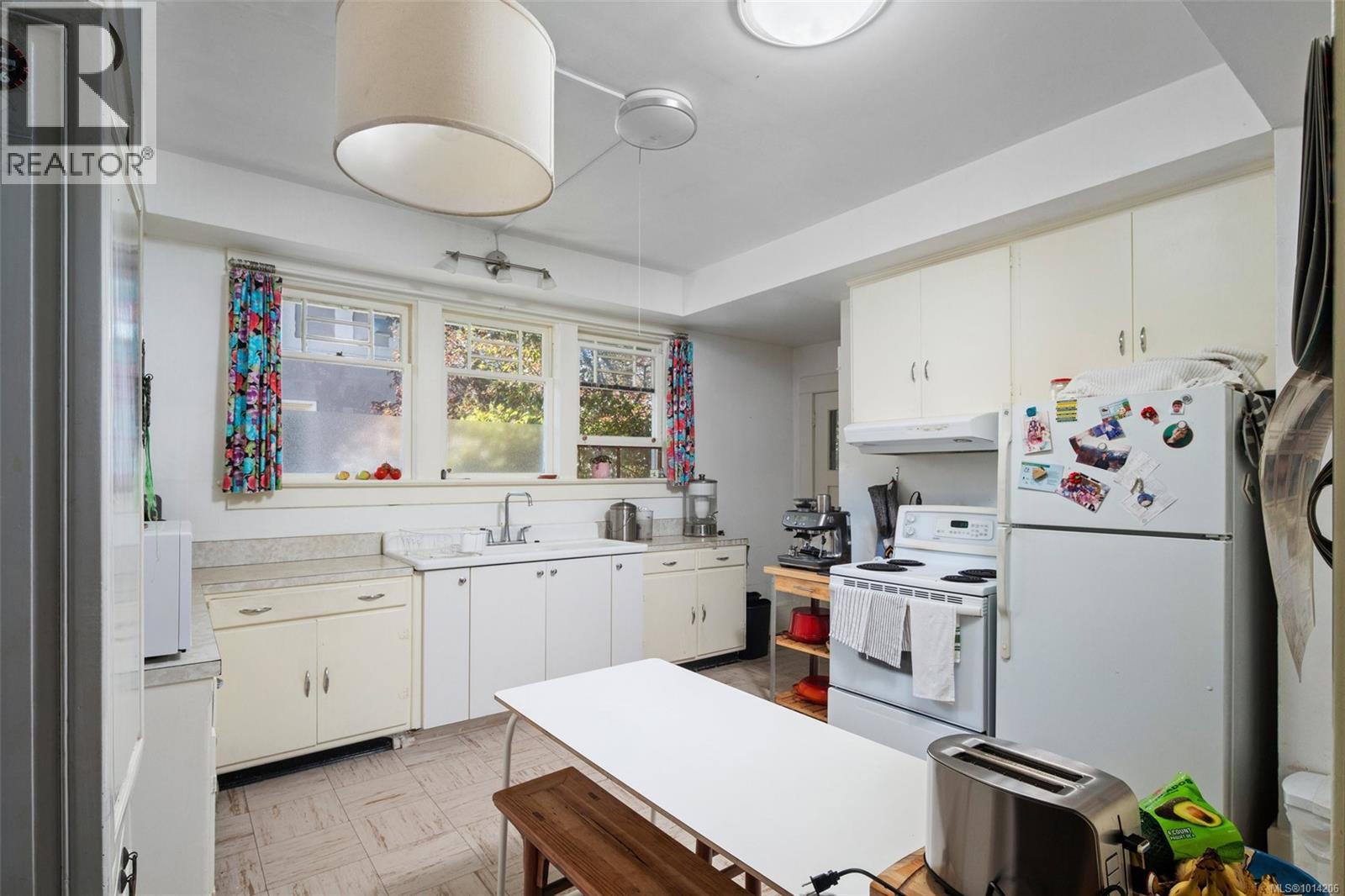 1746 Lulie St, Oak Bay