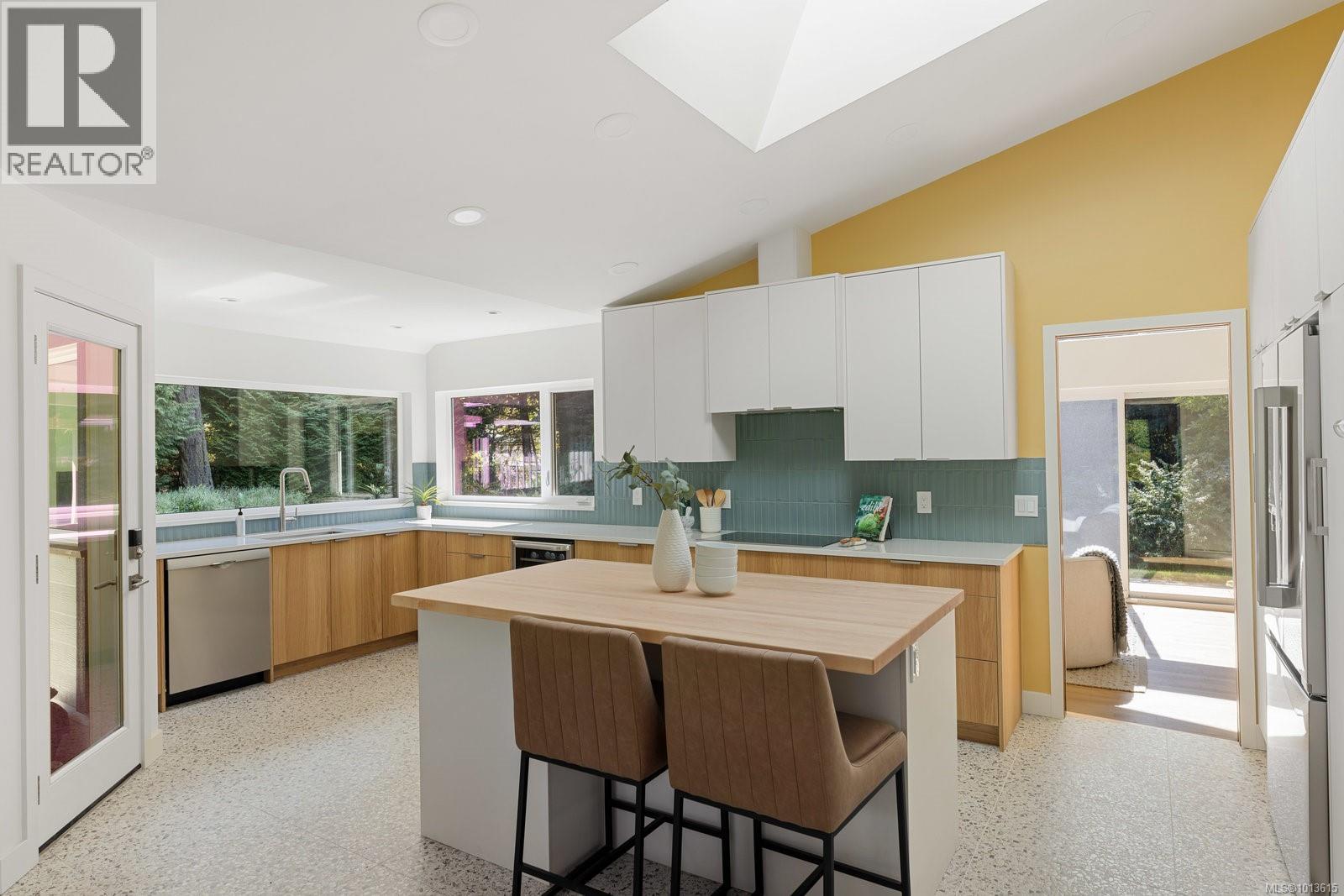 2693 MacDonald Dr E, Saanich