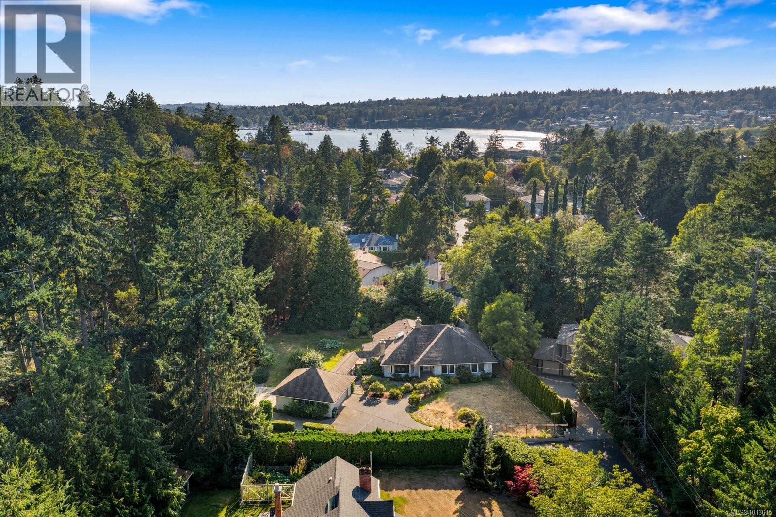 2693 MacDonald Dr E, Saanich