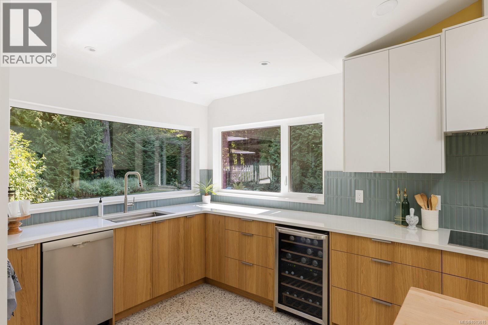 2693 MacDonald Dr E, Saanich