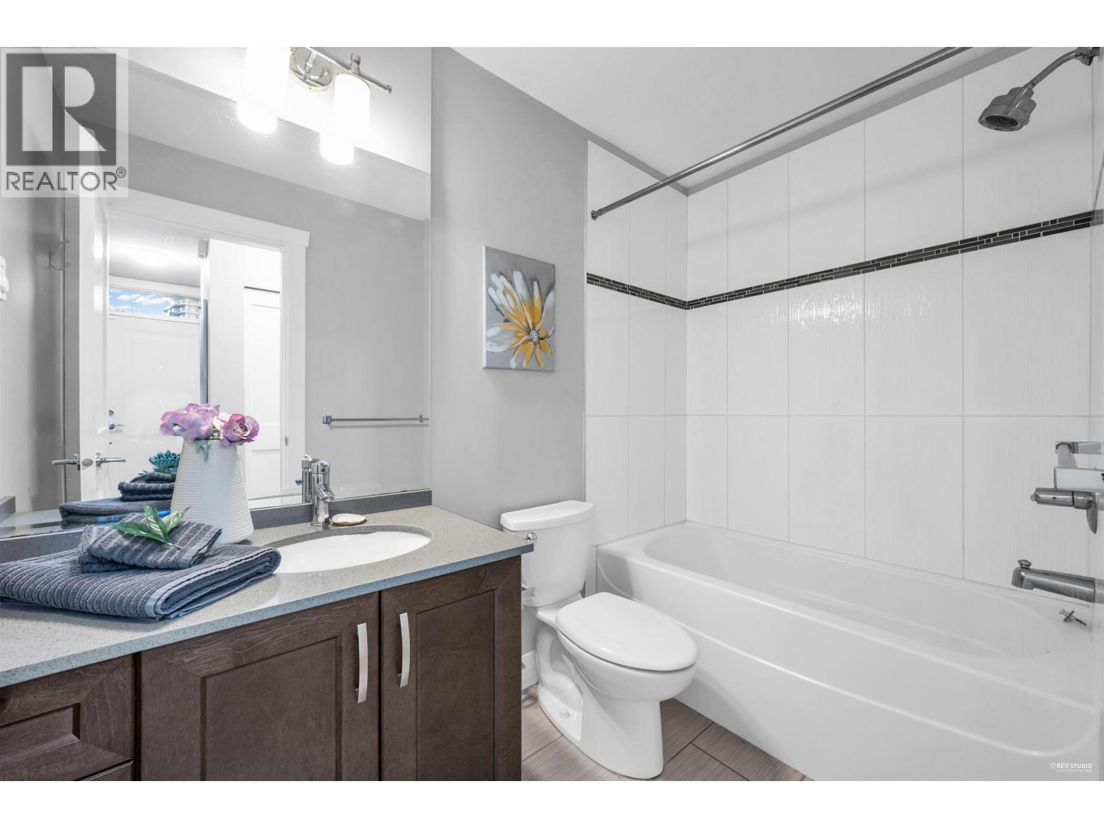 202 828 ROYAL AVENUE, New Westminster