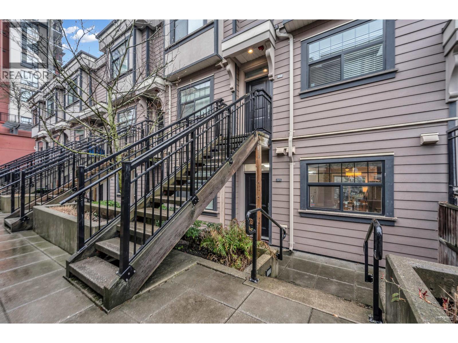 202 828 ROYAL AVENUE, New Westminster