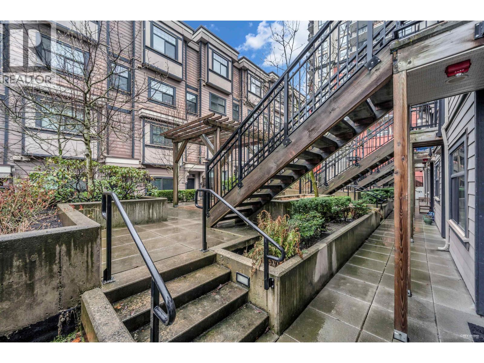 202 828 ROYAL AVENUE, New Westminster