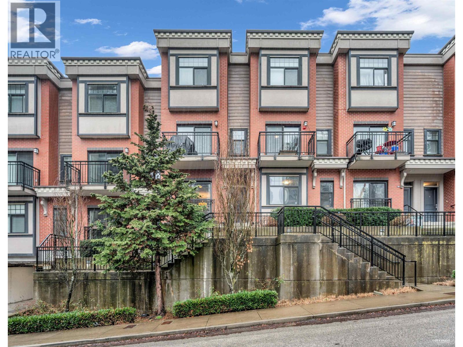 202 828 ROYAL AVENUE, New Westminster