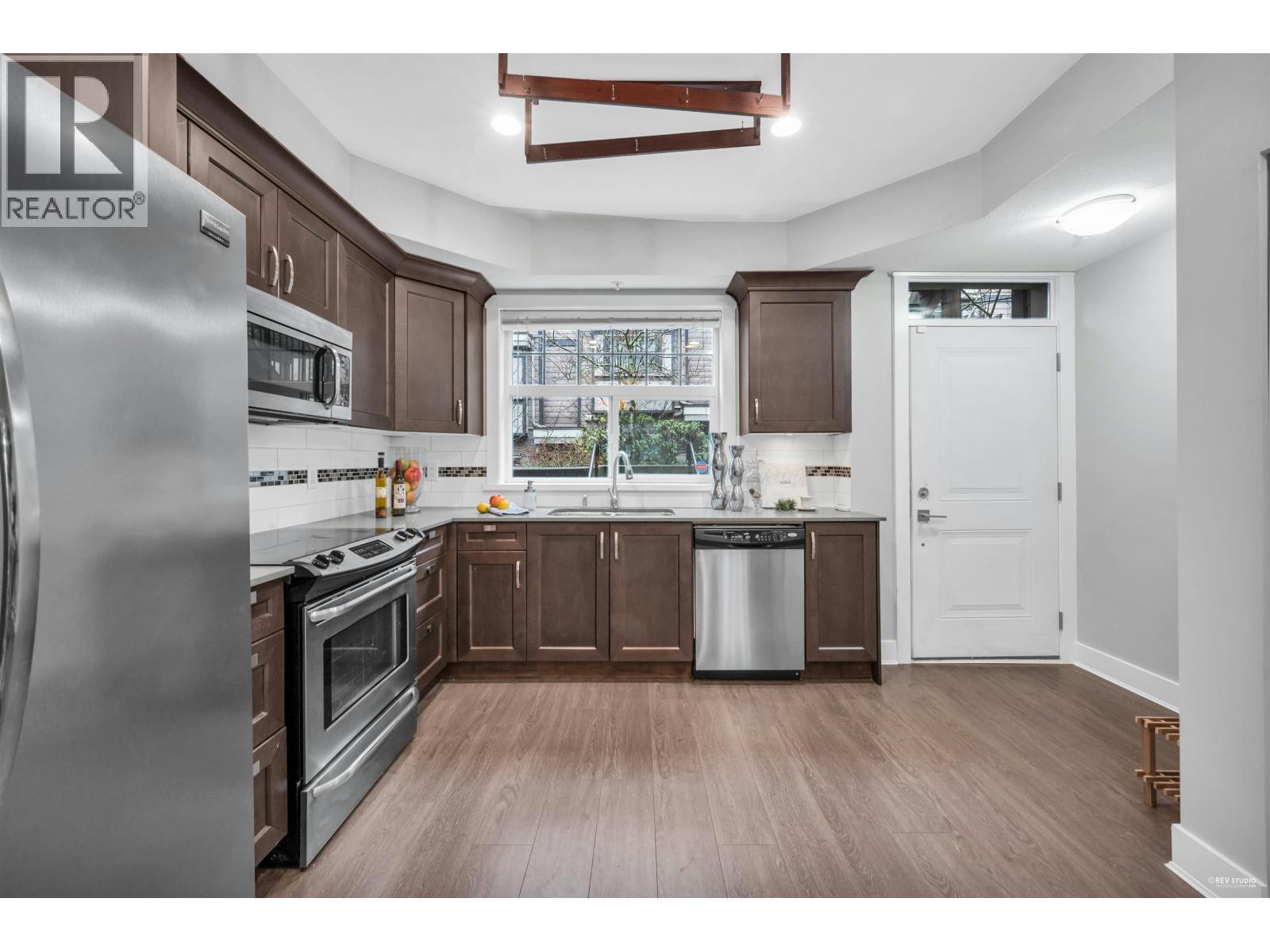 202 828 ROYAL AVENUE, New Westminster