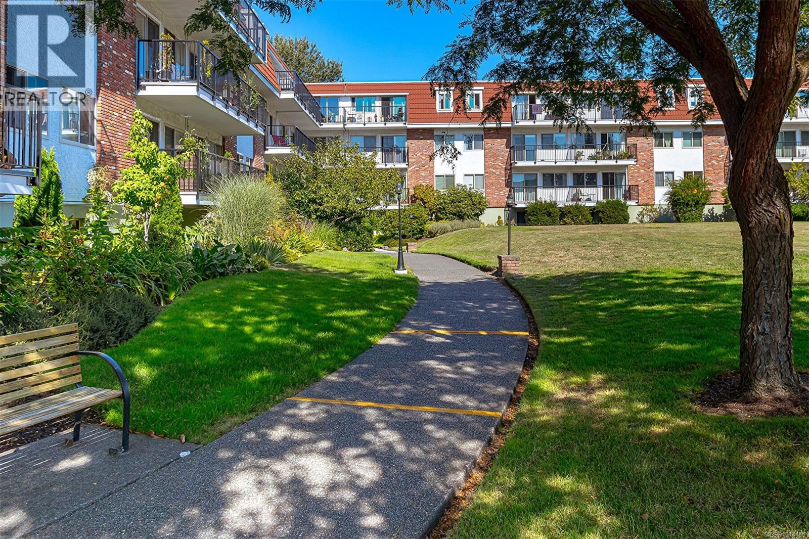 110 1680 Poplar Avenue, Saanich