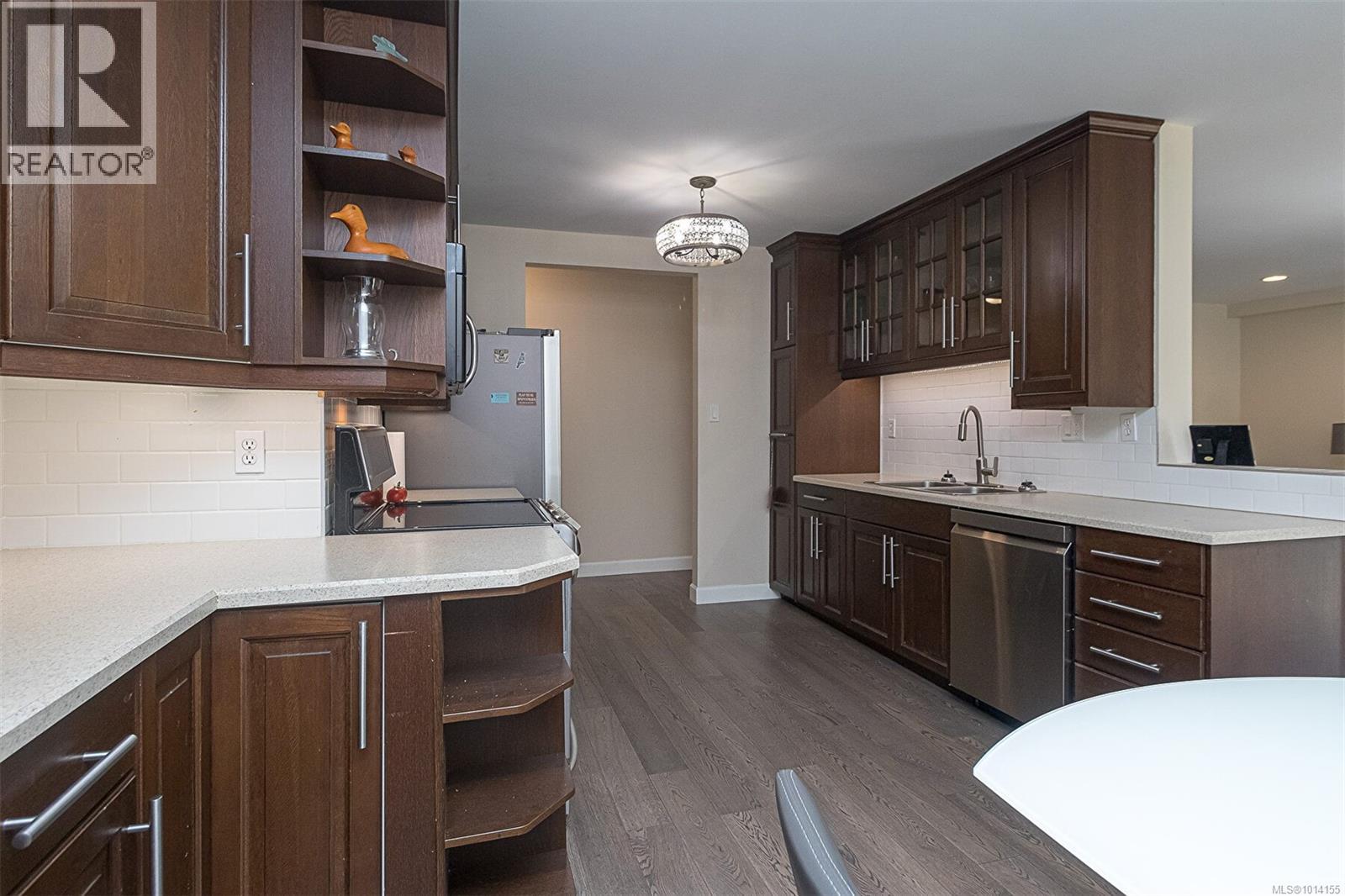 110 1680 Poplar Avenue, Saanich