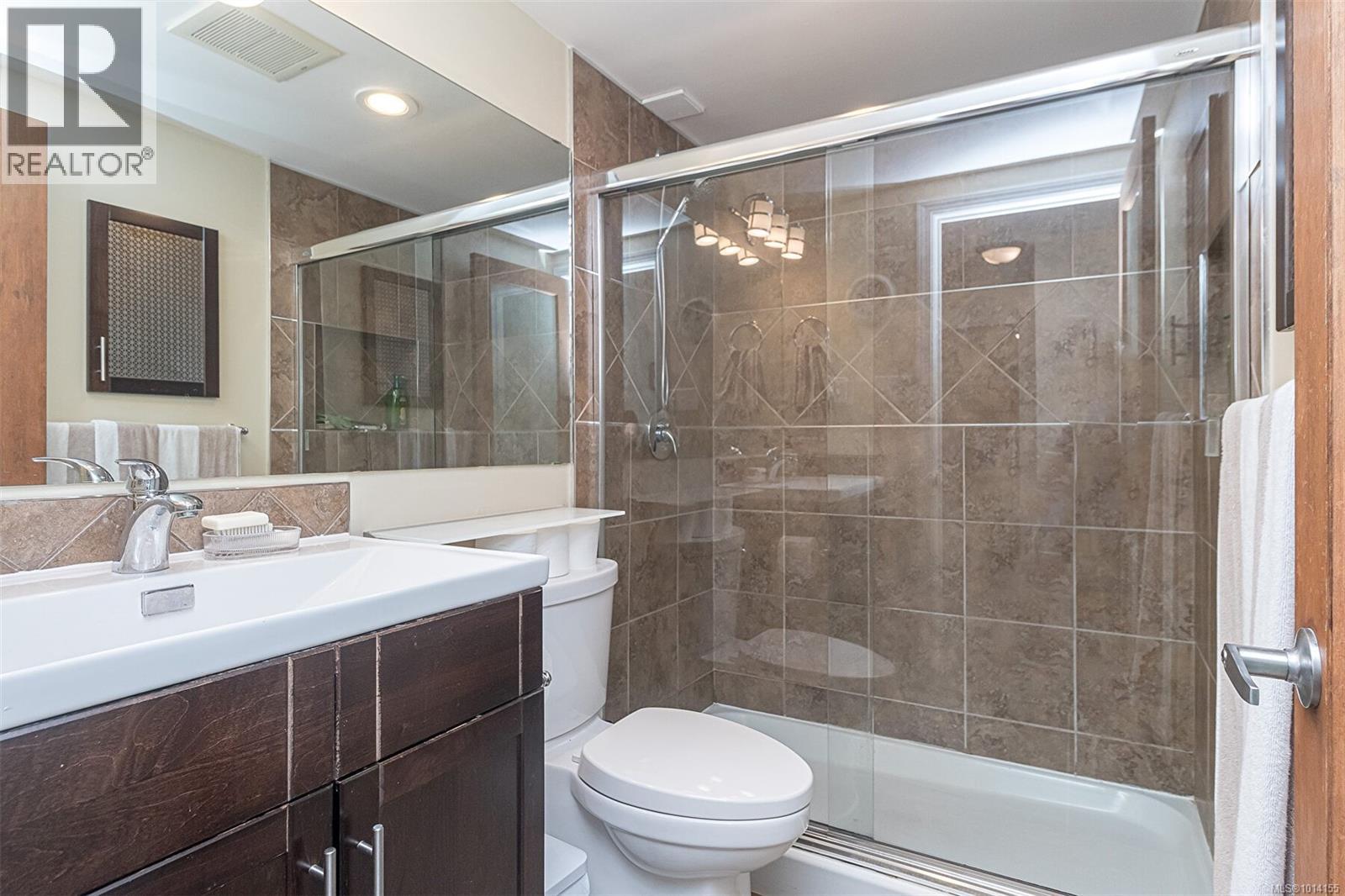 110 1680 Poplar Avenue, Saanich