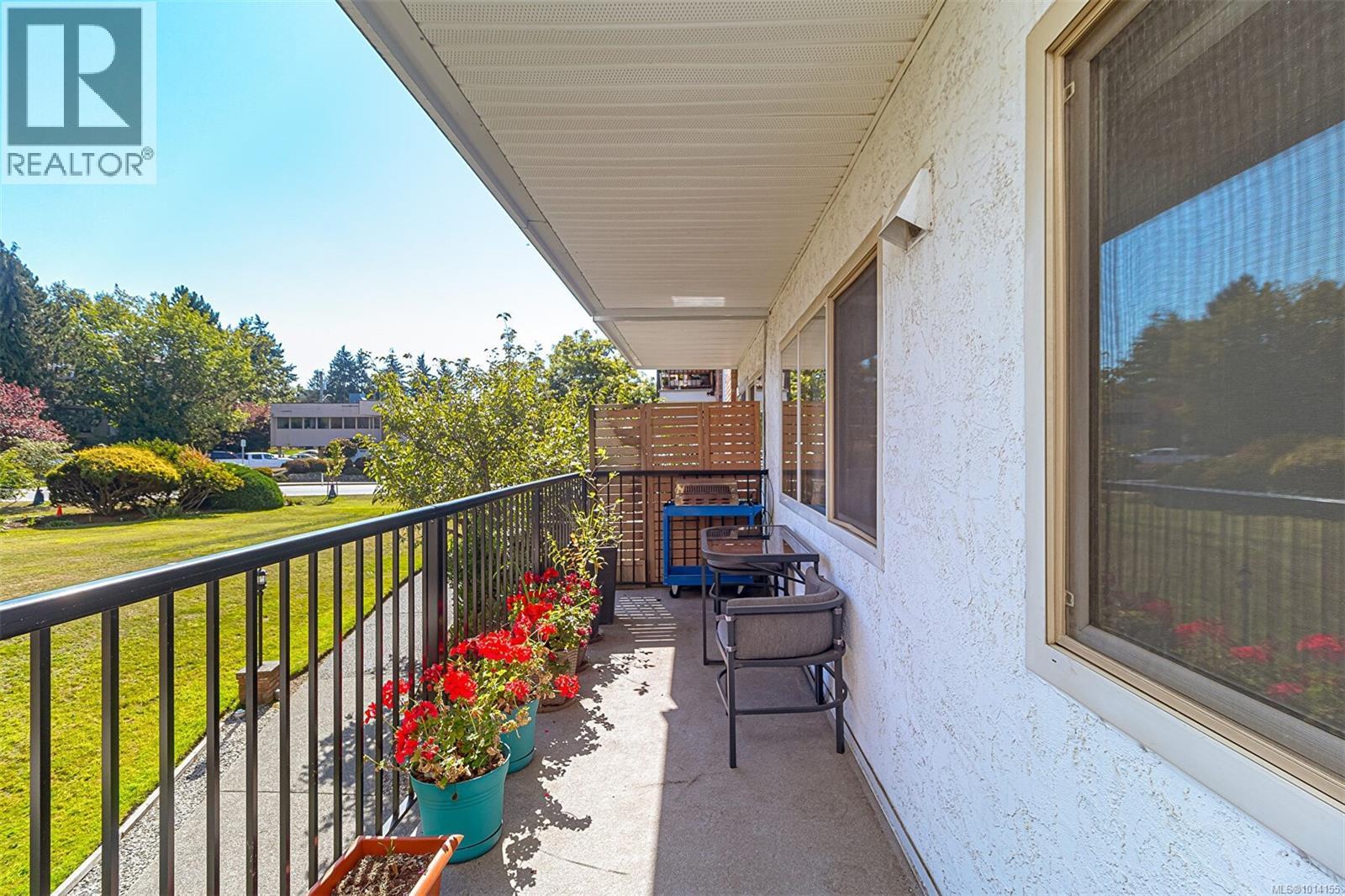 110 1680 Poplar Avenue, Saanich