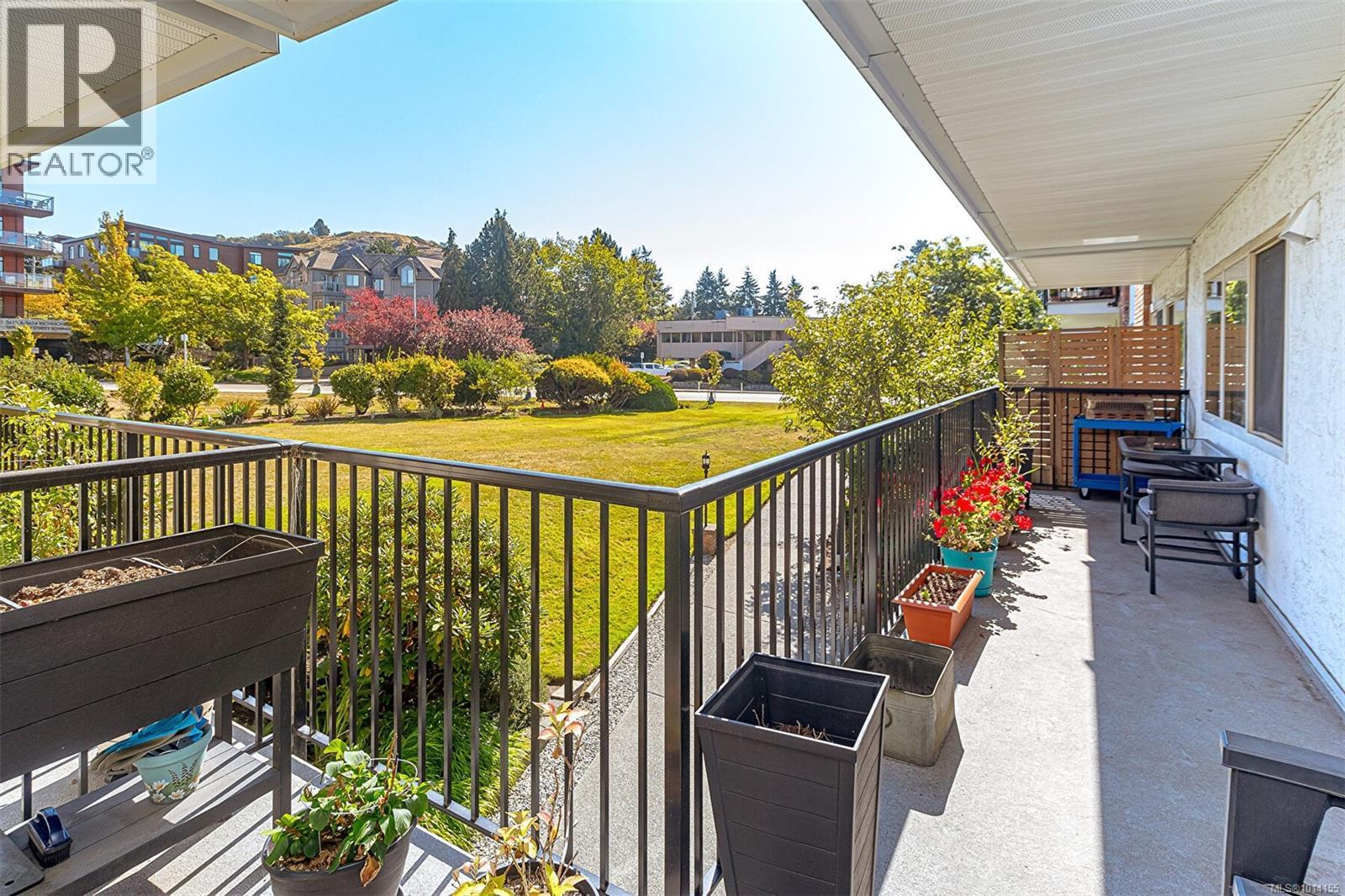 110 1680 Poplar Avenue, Saanich