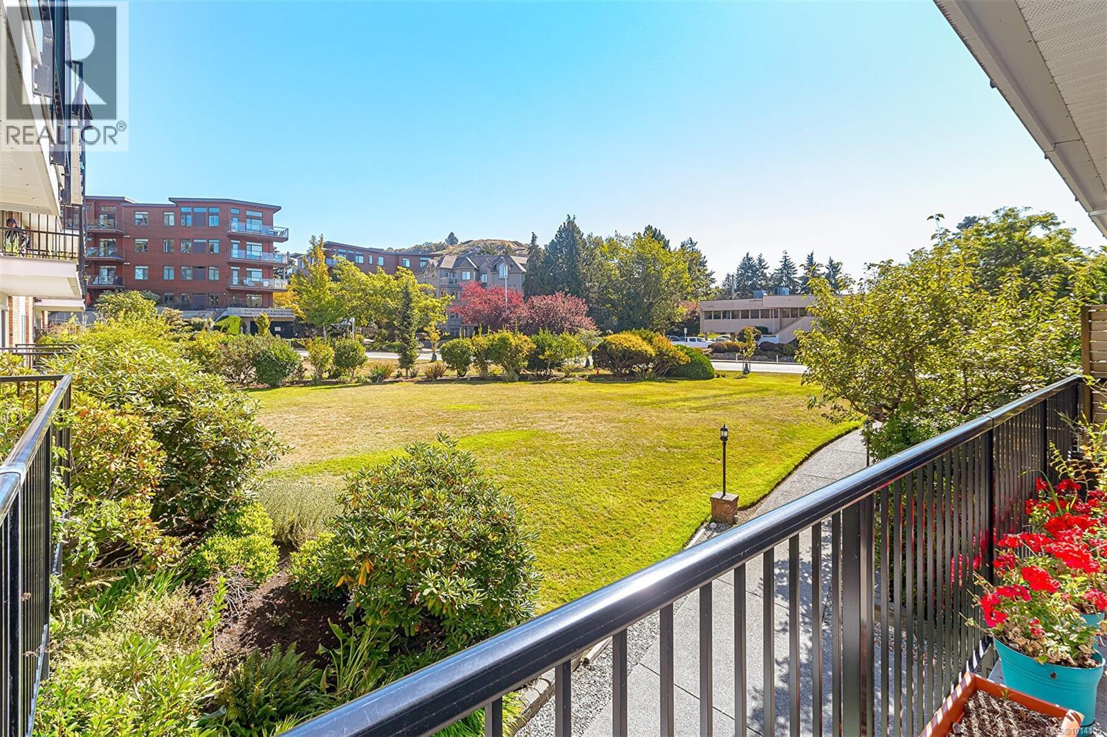 110 1680 Poplar Avenue, Saanich
