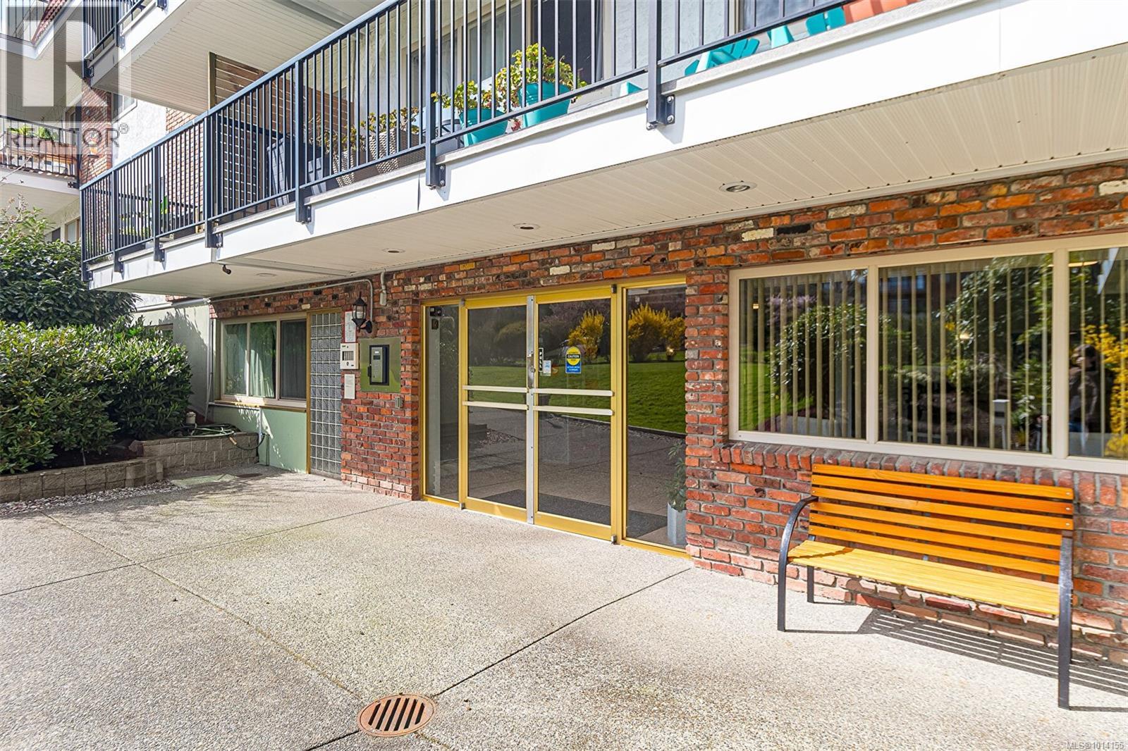 110 1680 Poplar Avenue, Saanich