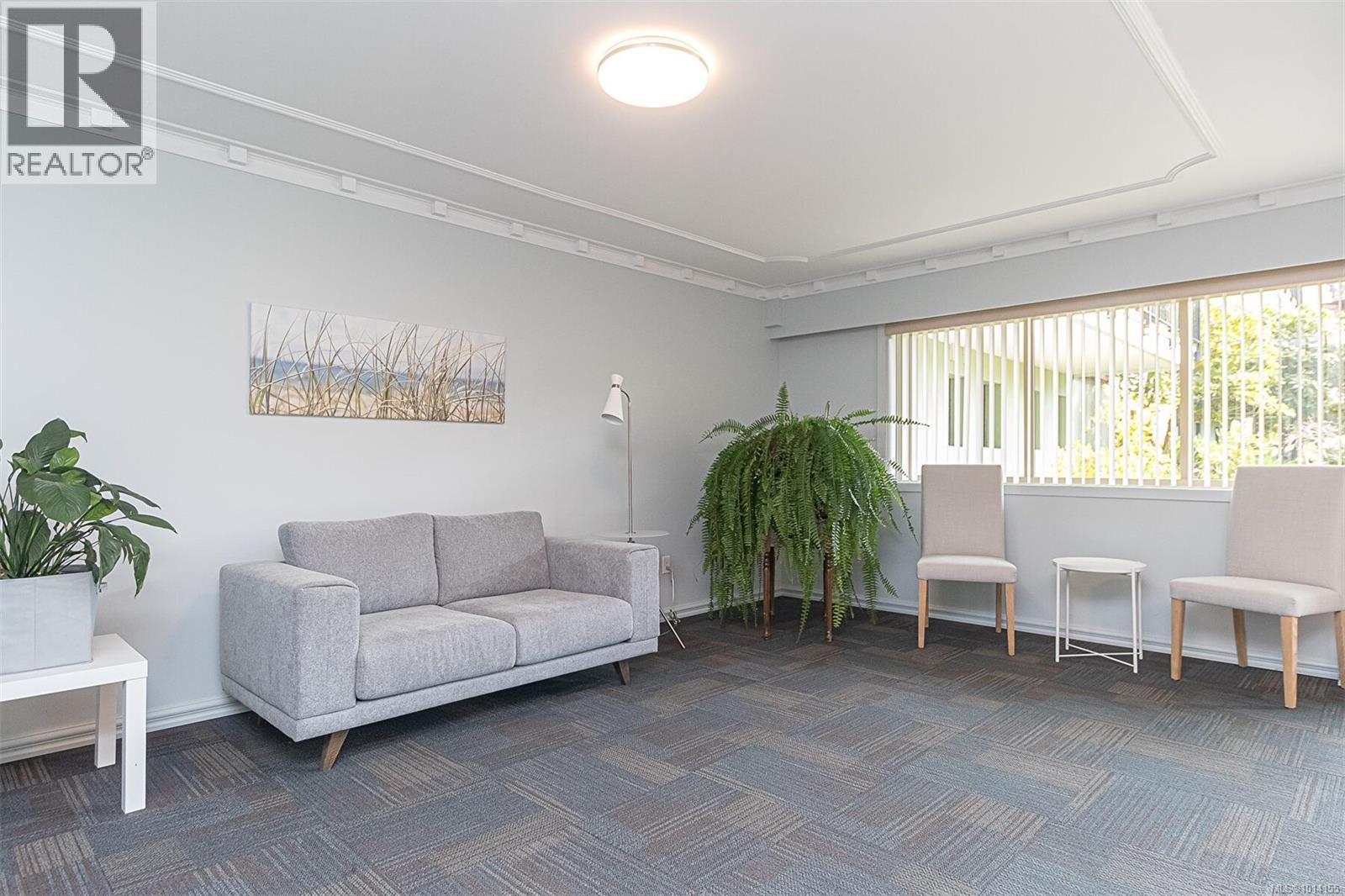 110 1680 Poplar Avenue, Saanich