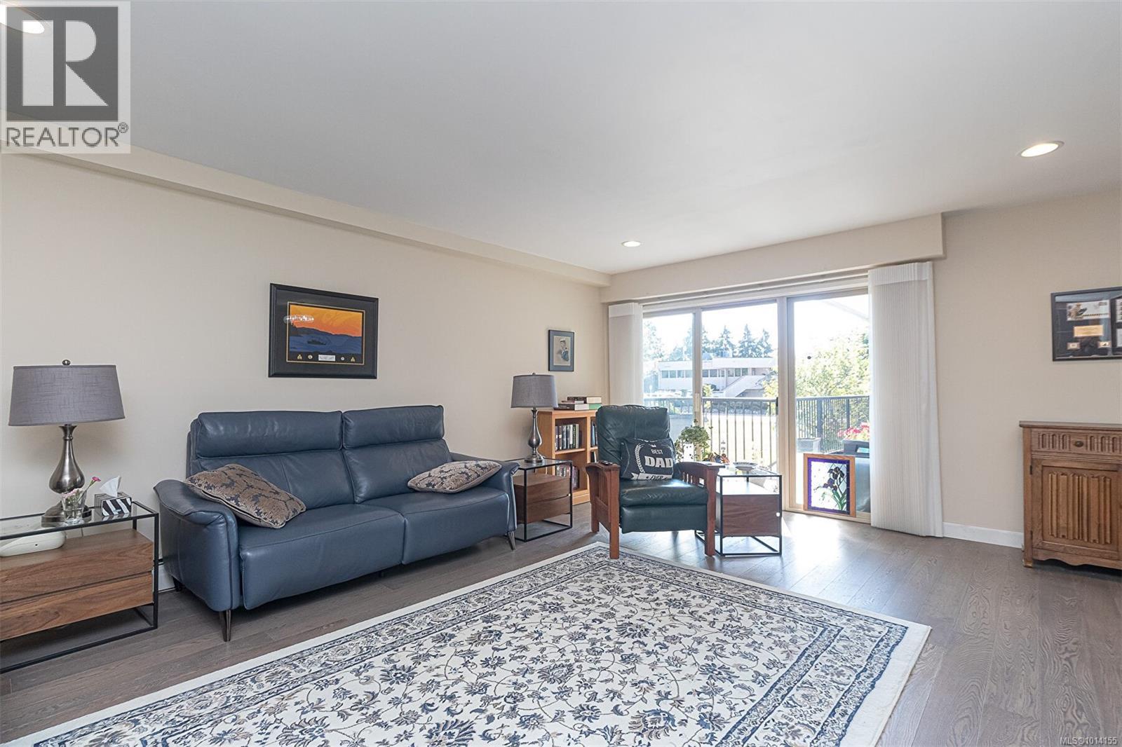 110 1680 Poplar Avenue, Saanich