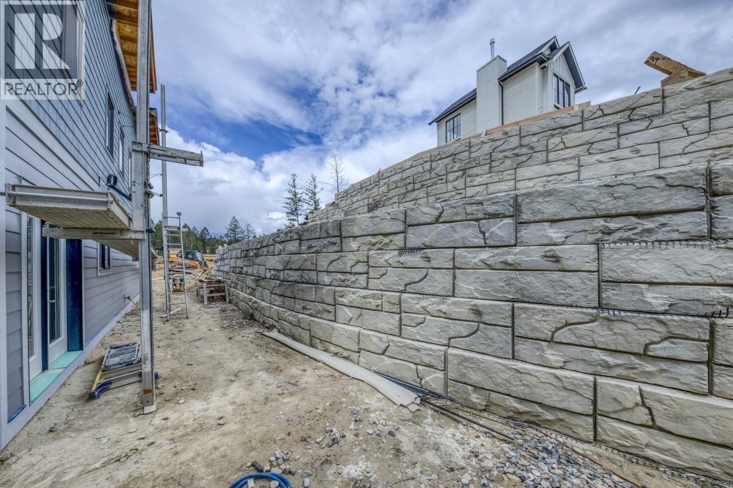 746 TAYNTON Drive, Invermere