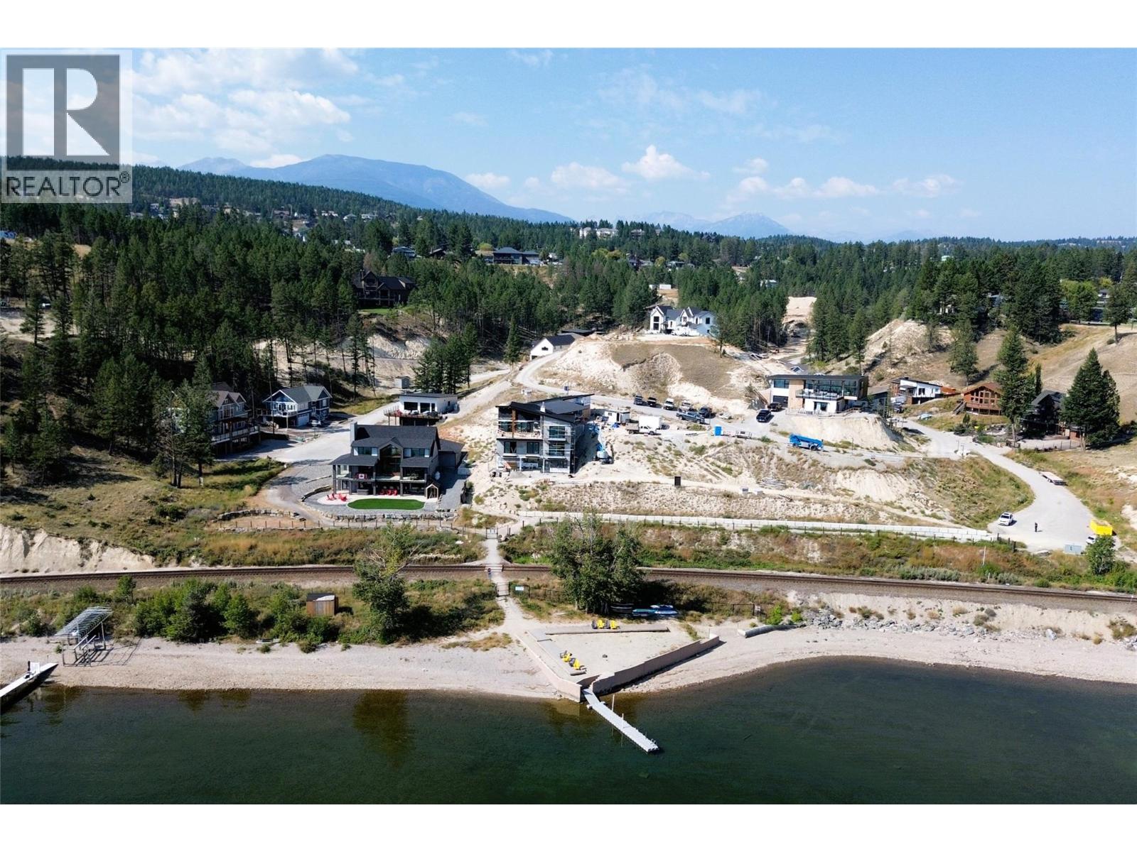 746 TAYNTON Drive, Invermere