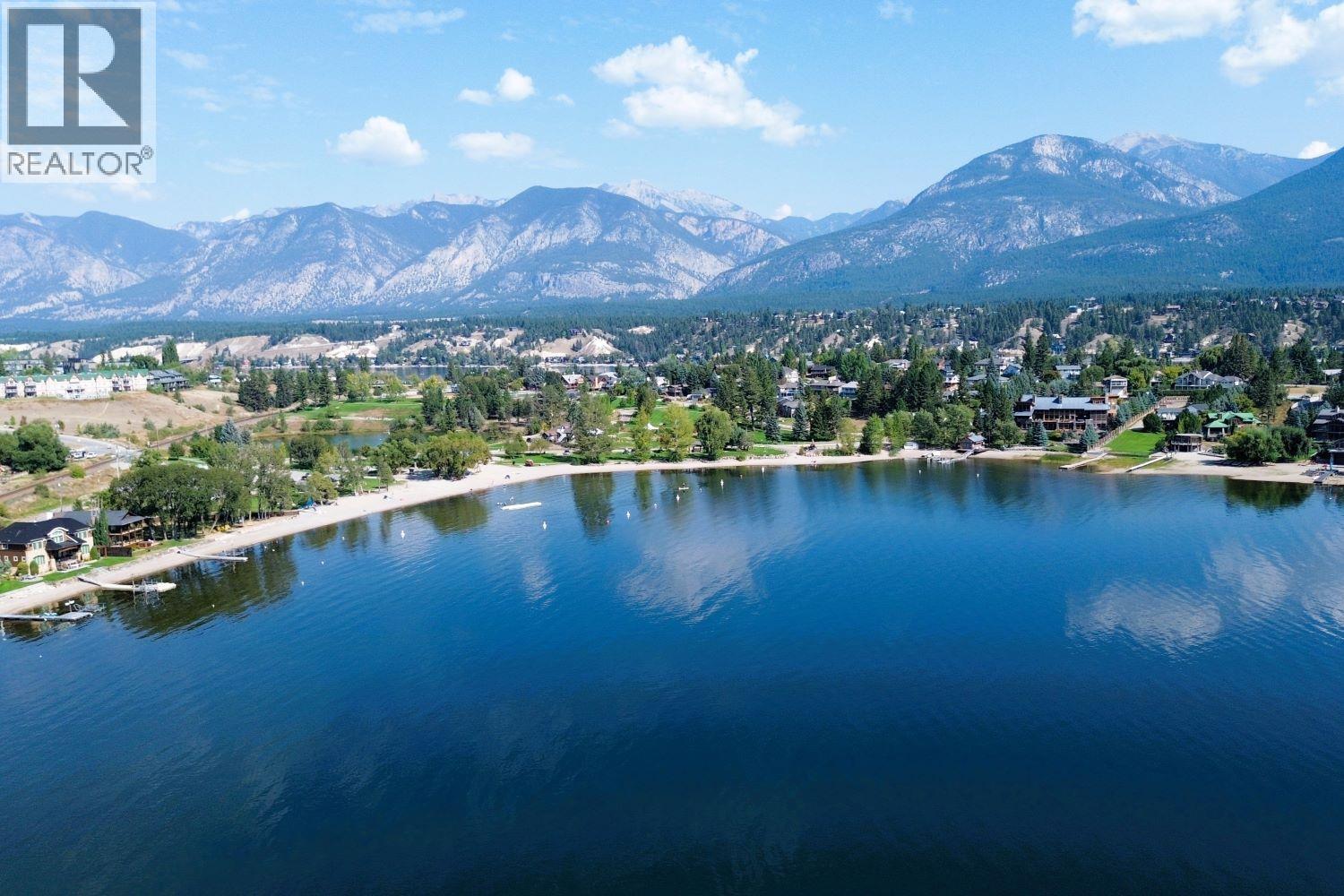 746 TAYNTON Drive, Invermere