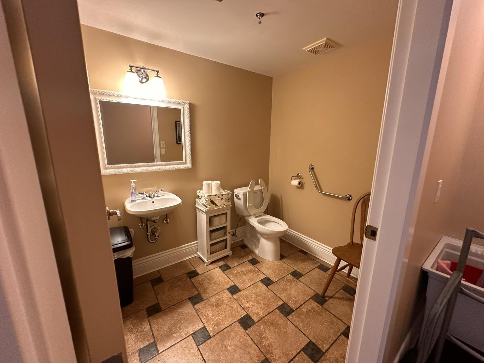 111 & 211 15272 CROYDON DRIVE, Surrey