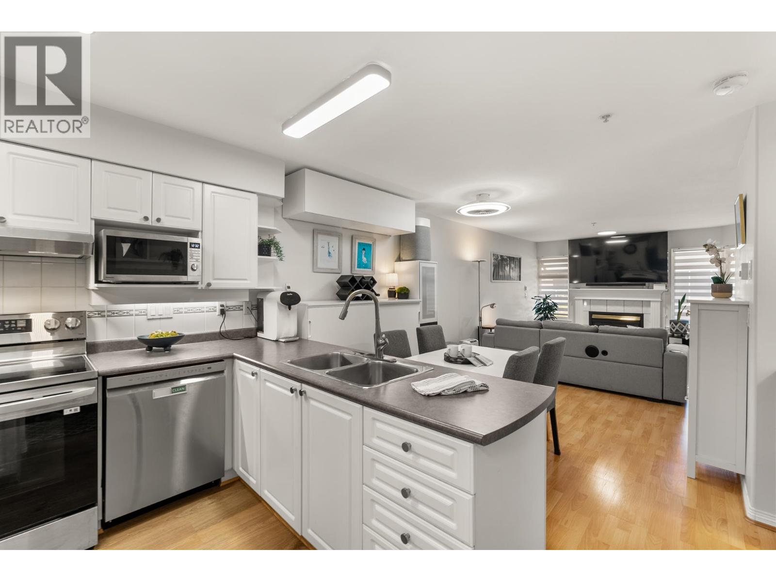 213 1999 SUFFOLK AVENUE, Port Coquitlam